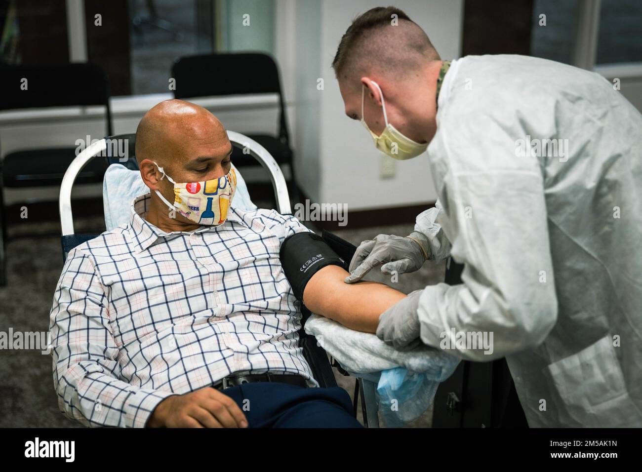 STATI UNITI Navy Seaman Caleb Werner, Right, un membro del team mobile del programma Armed Services Blood, si prepara a prelevare sangue da un donatore durante un viaggio di sangue a Camp Foster, Okinawa, Giappone, 16 febbraio 2022. L'Armed Services Blood Program è il fornitore ufficiale di sangue militare per servire membri, veterani e famiglie militari. L'ASBP ospita corse di sangue ogni martedì al cinema Camp Foster dalle 7:11 alle 24:00 Foto Stock