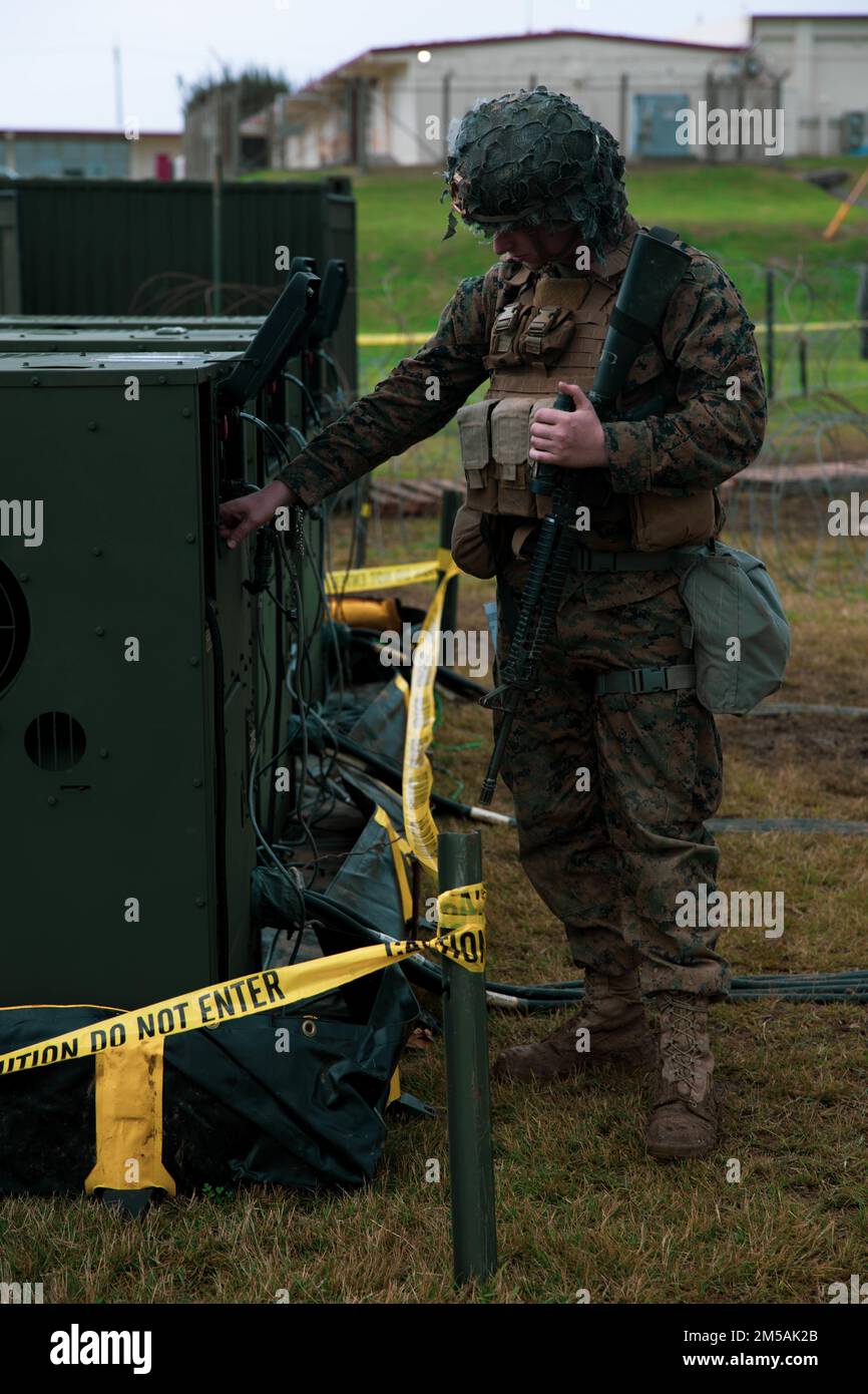 STATI UNITI Jonathan Stevens, un operatore generatore per Marine Wing Support Squadron (MWSS) 172, 1st Marine Aircraft Wing, controlla un generatore durante l'esercizio di Jungle Warfare (JWX 22) presso Marine Corps Air Station Futenma, Okinawa, Giappone, 16 febbraio 2022. JWX 22 è un'esercitazione di formazione sul campo su larga scala incentrata sull'utilizzo delle capacità integrate di partner congiunti e alleati per rafforzare la consapevolezza, le manovre e gli incendi in tutti i settori in un ambiente marittimo distribuito. Foto Stock