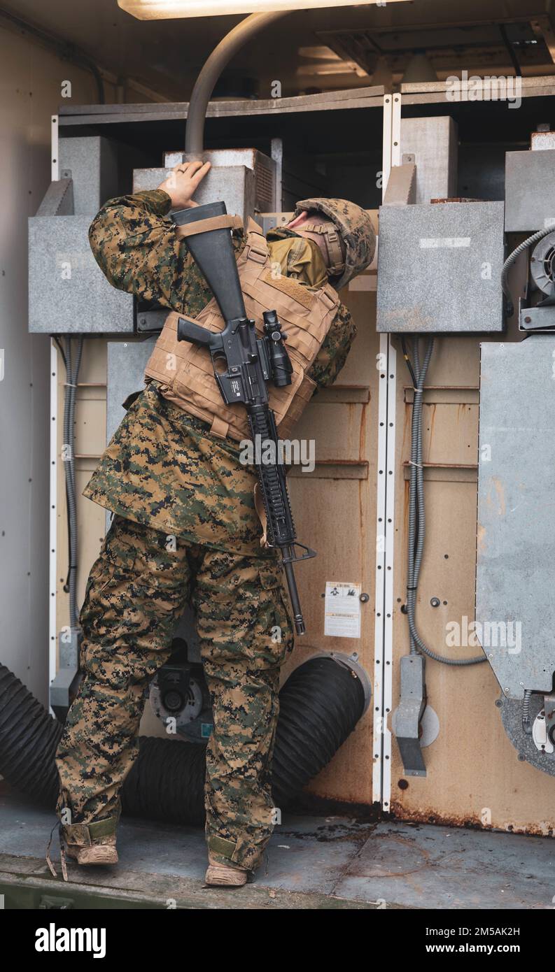 STATI UNITI Andrew Miller, un tecnico di supporto dell'acqua con Marine Wing Support Squadron (MWSS) 172, 1st Marine Aircraft Wing, effettua la manutenzione ordinaria su una macchina di lavaggio di spedizione durante l'esercizio di Jungle Warfare (JWX 22) presso Marine Corps Air Station Futenma, Okinawa, Giappone, 16 febbraio 2022. JWX 22 è un'esercitazione di formazione sul campo su larga scala incentrata sull'utilizzo delle capacità integrate di partner congiunti e alleati per rafforzare la consapevolezza, le manovre e gli incendi in tutti i settori in un ambiente marittimo distribuito. Foto Stock