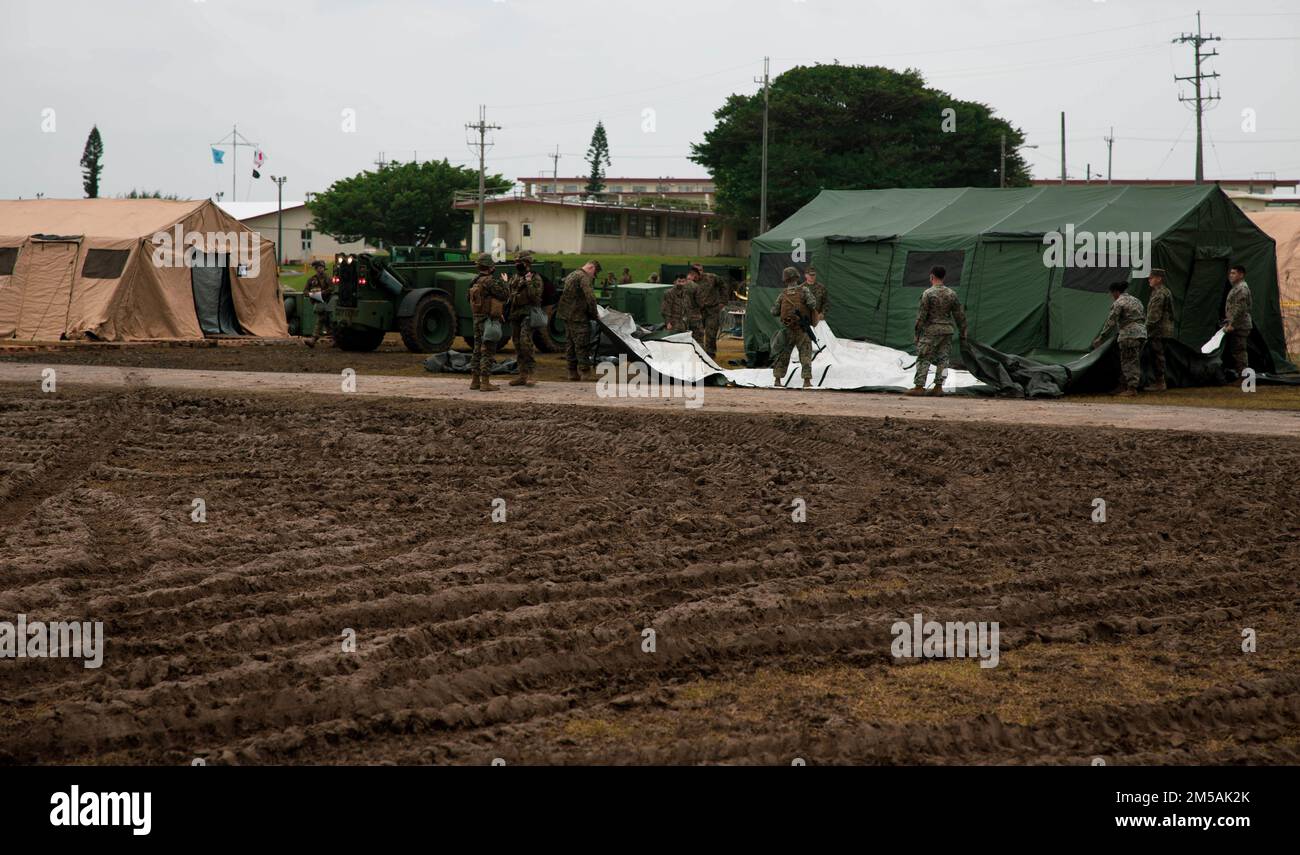 STATI UNITI Marines with Marine Wing Support Squadron (MWSS) 172, 1st Marine Aircraft Wing, assistono nello strappo di una tenda durante l'esercizio di Jungle Warfare (JWX 22) presso la stazione aerea del corpo dei Marine Futenma, Okinawa, Giappone, 16 febbraio 2022. JWX 22 è un'esercitazione di formazione sul campo su larga scala incentrata sull'utilizzo delle capacità integrate di partner congiunti e alleati per rafforzare la consapevolezza, le manovre e gli incendi in tutti i settori in un ambiente marittimo distribuito. Foto Stock