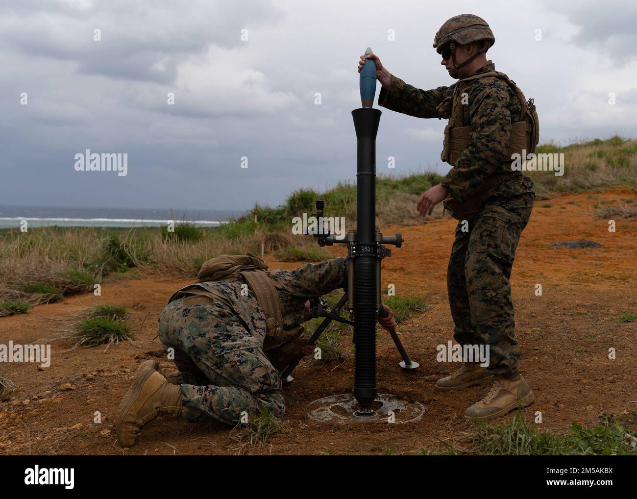 STATI UNITI Marines con 2D battaglione, 7th Marines conducono missioni indirette di fuoco durante l'esercizio 22 di Jungle Warfare al largo della costa di Okinawa, Giappone, 16 febbraio 2022. JWX 22 è un'esercitazione di formazione sul campo su larga scala incentrata sull'utilizzo delle capacità integrate di partner congiunti e alleati per rafforzare la consapevolezza, la manovra e gli incendi in tutti i settori in un ambiente marittimo distribuito. 2/7 viene implementato in futuro nell'Indo-Pacific sotto 4th Marines, 3D Marine Division come parte del programma Unit Deployment Program. Foto Stock