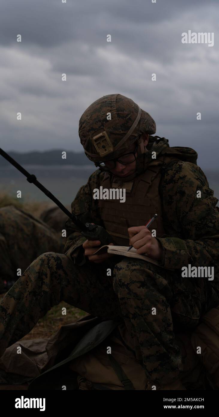 NEGLI STATI UNITI Marine con 2D battaglione, 7th Marines riceve i dati di targeting da un Joint Terminal Attack Controller per missioni indirette di fuoco durante l'esercizio 22 di Jungle Warfare al largo della costa di Okinawa, Giappone, 16 febbraio 2022. JWX 22 è un'esercitazione di formazione sul campo su larga scala incentrata sull'utilizzo delle capacità integrate di partner congiunti e alleati per rafforzare la consapevolezza, la manovra e gli incendi in tutti i settori in un ambiente marittimo distribuito. 2/7 viene implementato in futuro nell'Indo-Pacific sotto 4th Marines, 3D Marine Division come parte del programma Unit Deployment Program. Foto Stock