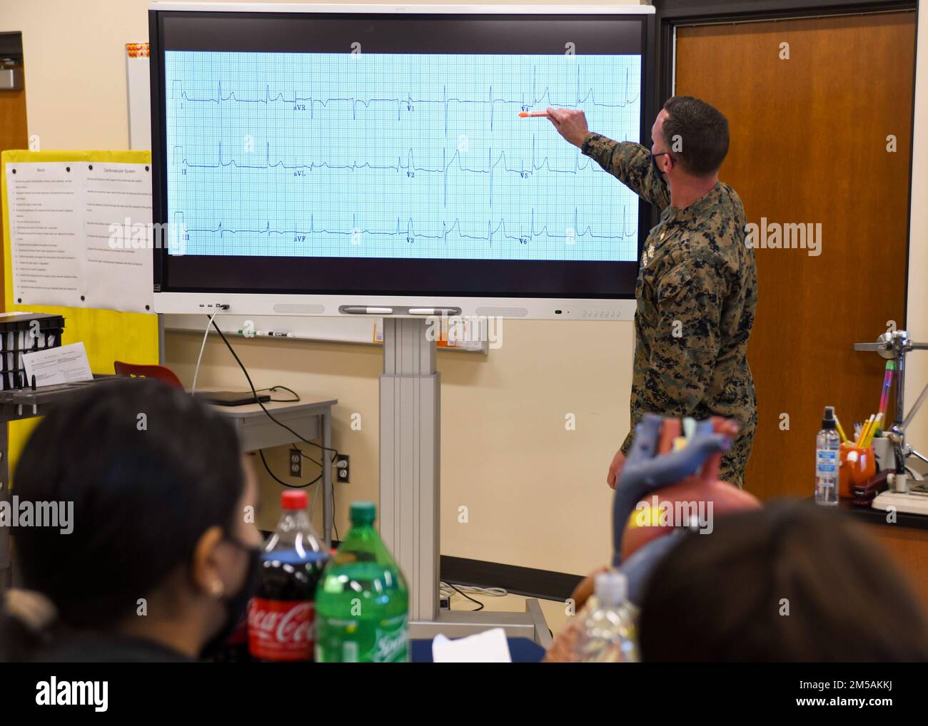 STATI UNITI Il tenente comandante della Marina Michael Feroli, Assistente medico della Marina e chirurgo battaglione per il Battle Logistic Battaglione 22 è stato il relatore ospite di un ecocardiogramma ed elettrocardiogramma, o EKG, presentazione che si è allineata con le recenti lezioni scolastiche degli studenti sul sistema cardiovascolare. Foto Stock