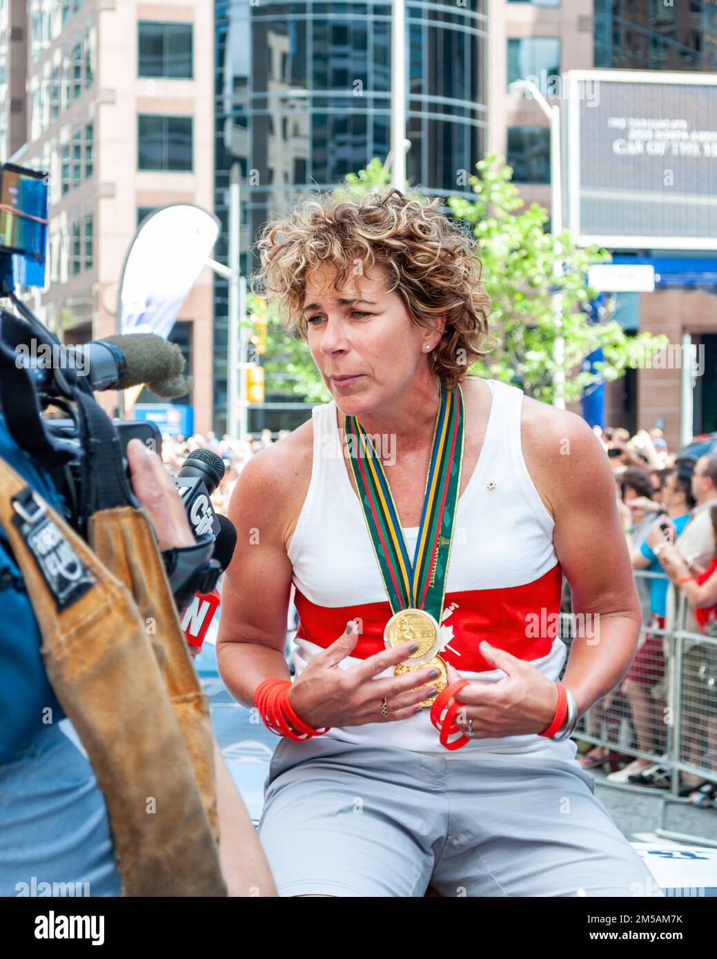 Marnie McBean, un'atleta olimpica canadese, partecipa all'annuale evento celebrativo della LGBTQ+ in città Foto Stock