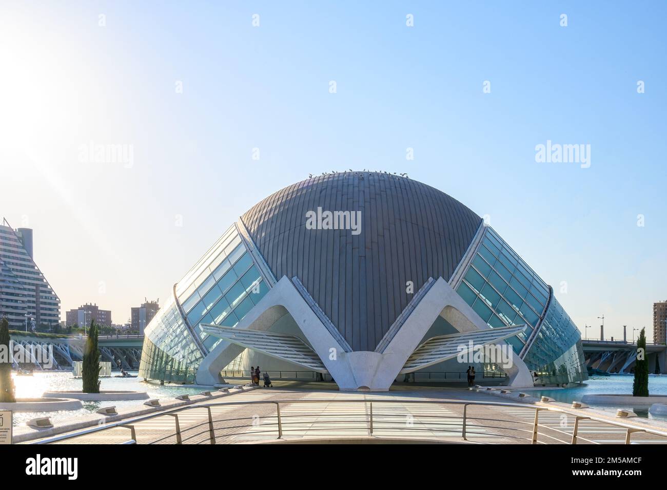 L'Hemisfèric. Architettura di design moderna di Santiago Calatrava. Caratteristica architettonica astratta del punto di riferimento internazionale e delle attrazioni turistiche bu Foto Stock