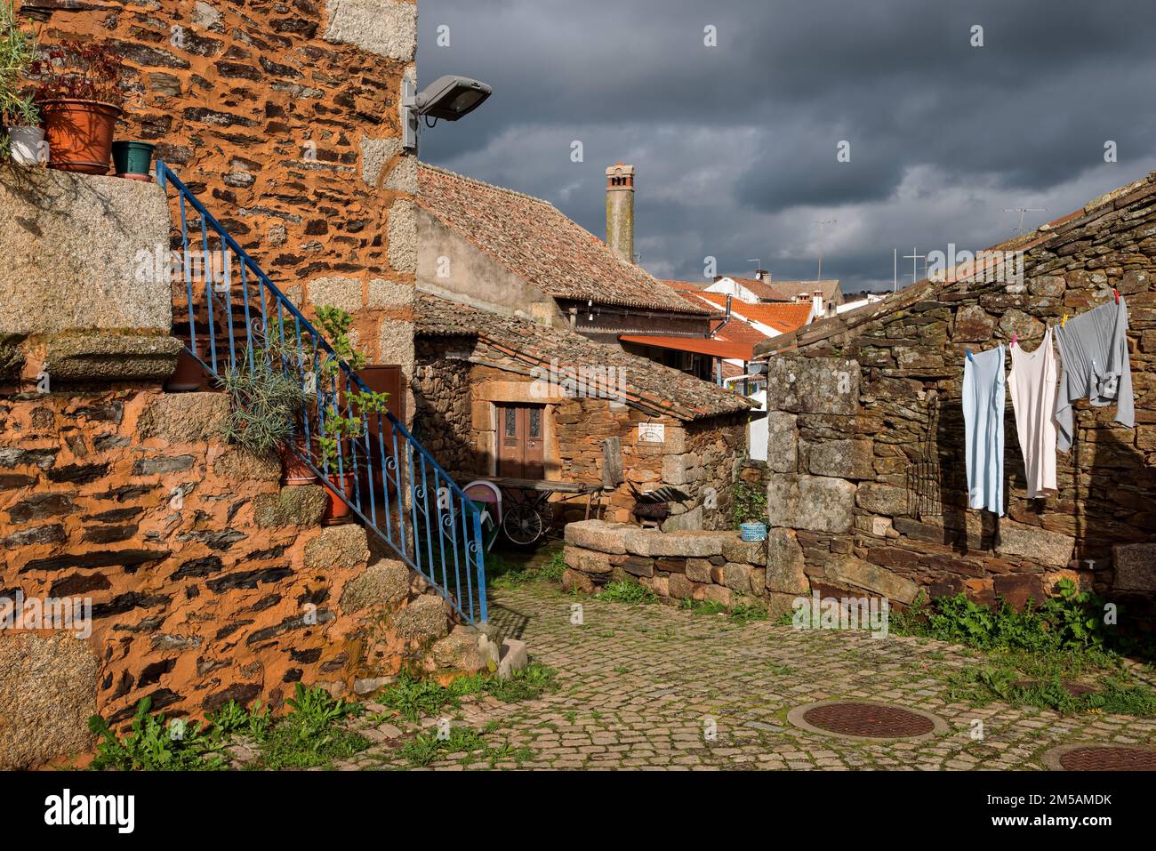 Idanha-a-Velha, Portogallo - 21 dicembre 2022: Strada tipica nel villaggio storico di Idanha-a-Velha. Portogallo. Foto Stock