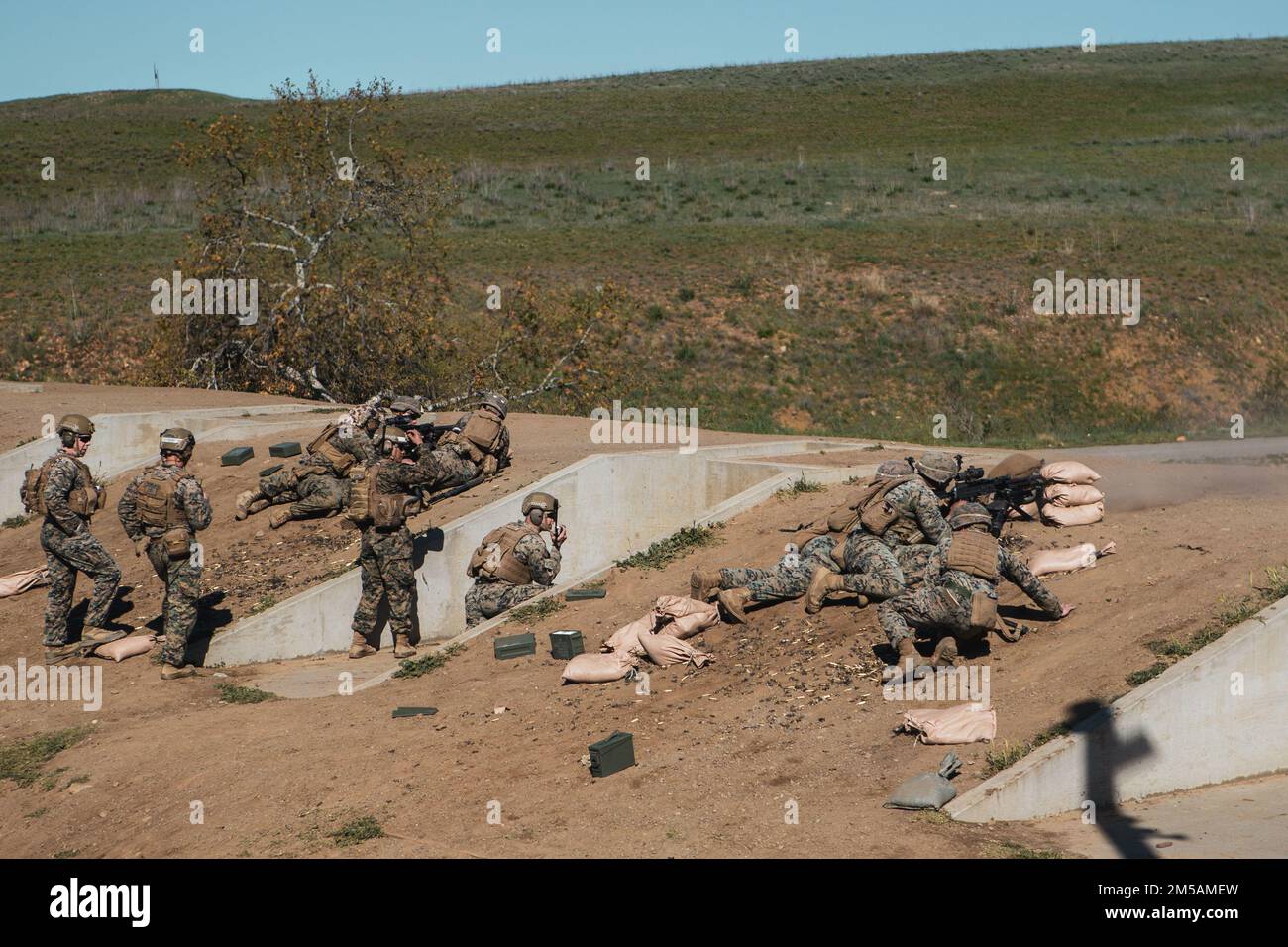 STATI UNITI Marines con l'Advanced Machine-Gun Course conduce un'esercitazione dal vivo con M240G mitragliatrici medie alla gamma 218 sulla base del corpo dei Marine Camp Pendleton, California, 16 febbraio 2022. AMGC è un corso di sei settimane in cui i mitragliatori avanzano le loro capacità di combattimento e armamento, nonché la loro navigazione terrestre e la loro leadership in piccole unità. Foto Stock