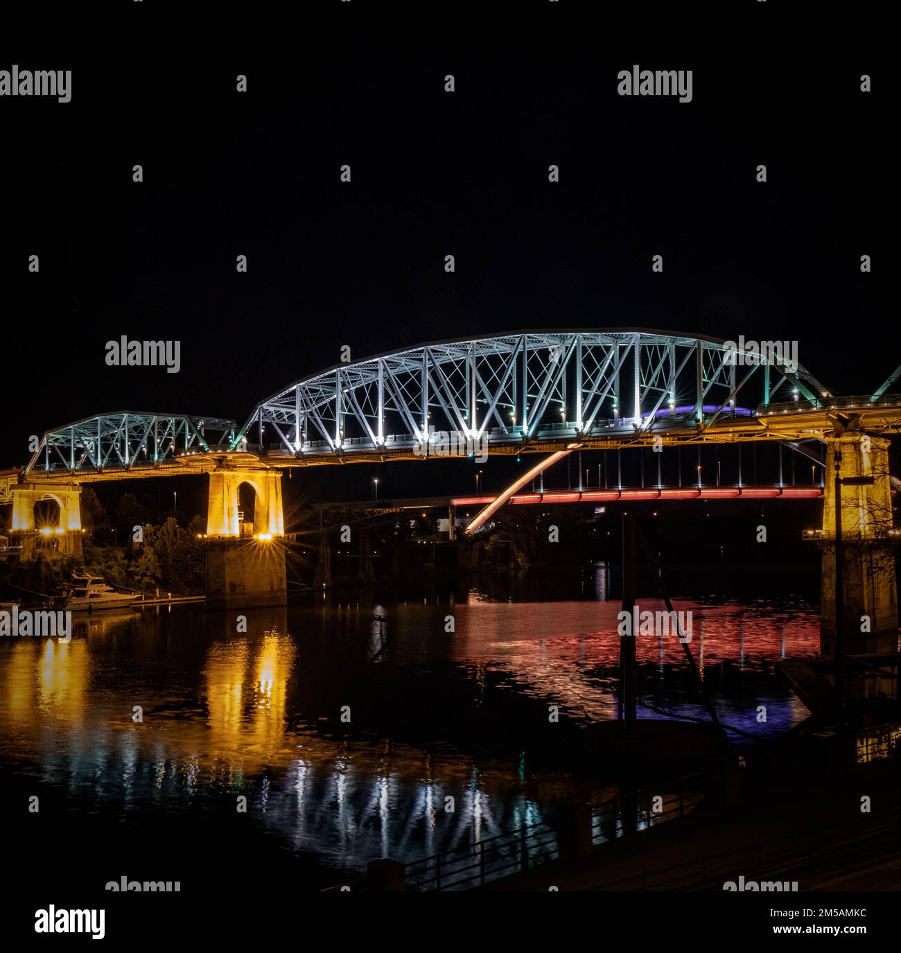 Il ponte pedonale John Seigenthaler (Sparkman Street) illuminato di notte a Nashville, Tennessee Foto Stock