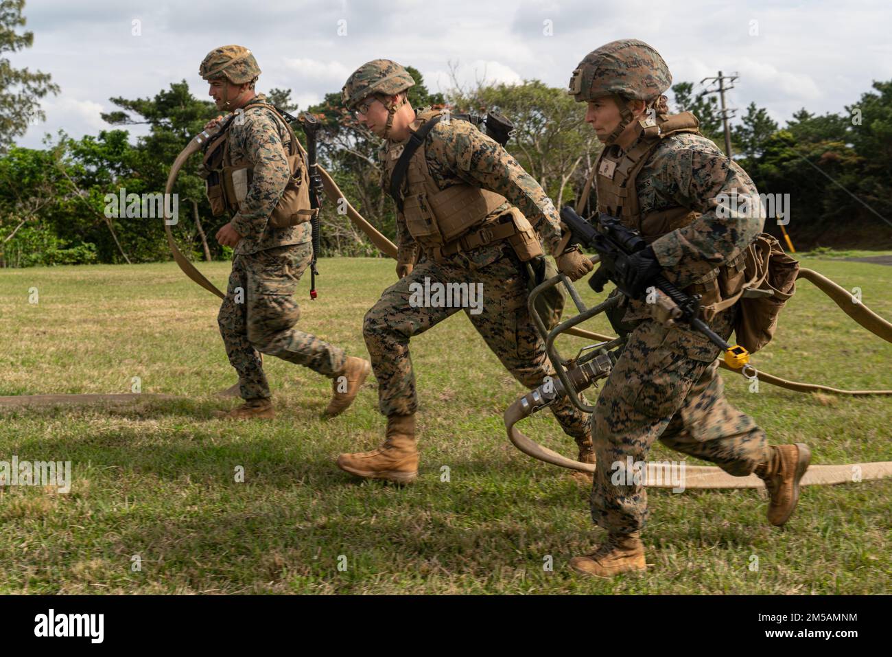 STATI UNITI Marines con Marine Wing Support Squadron (MWSS) 172, 1st Marine Aircraft Wing, condurre le operazioni di rifornimento durante l'esercizio 22 di Jungle Warfare nella Central Training Area, Okinawa, Giappone, 16 febbraio 2022. JWX 22 è un'esercitazione di formazione sul campo su larga scala incentrata sull'utilizzo delle capacità integrate di partner congiunti e alleati per rafforzare la consapevolezza, la manovra e gli incendi in tutti i settori in un ambiente marittimo distribuito. Gedison è un nativo di Jarrell, Texas. Foto Stock