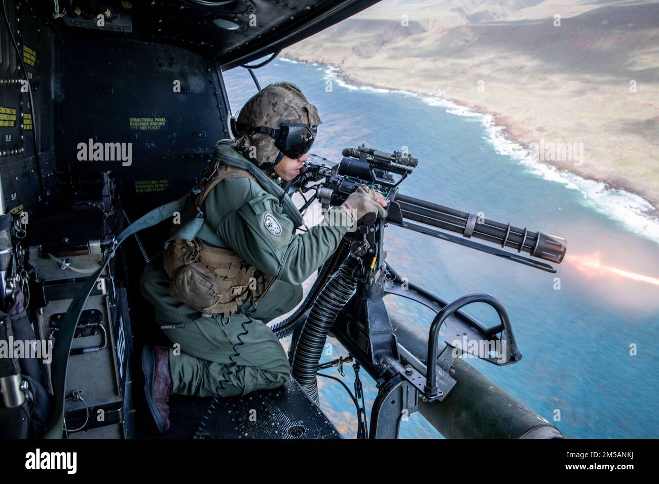 STATI UNITI William Ton, un capo dell'equipaggio assegnato a Marine Attack Light Attack Helicopter Squadron 469, Marine Aircraft Group 39, 3rd Marine Aircraft Wing (MAW), spara un minigun GAU-17 durante una gamma di fuoco live su una UH-1Y Venom a San Clemente Island, California, 16 febbraio 2022. Winter Fury 22 offre ai Marines di 3rd MAW opportunità di formazione realistiche e pertinenti necessarie per rispondere a qualsiasi crisi in tutto il mondo e vincere in modo decisivo in un conflitto marittimo altamente contestato. Foto Stock