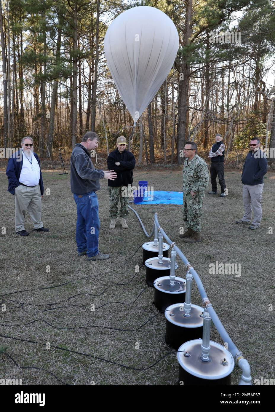 Base espeditativa congiunta Little Creek-Fort Story, Virginia (23 febbraio 2022) Ammiraglio posteriore Marc Lederer, vice comandante, comando militare Sealift e ammiraglio posteriore Joseph DiGuardo, comandante, comando militare di combattimento con rappresentanti e consulenti scientifici dell'Ufficio di Ricerca Navale, condurre una rapida evoluzione della produzione di idrogeno come parte di una dimostrazione scientifica e tecnologica. Lo sforzo collaborativo ha utilizzato la produzione di idrogeno per un sollevamento a palloncino a supporto della capacità di relè di comunicazione. La dimostrazione faceva parte di un rapporto continuo tra i due Foto Stock