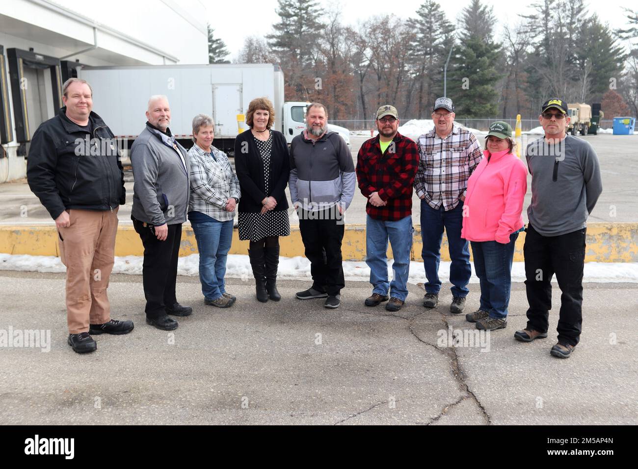 (Da sinistra a destra) Kris Miner, Jim Gouker, Tamra Meyer, Mary Hardie, Andy Pisney, Scott molle, Kelly Tilbury, Nancy Brown, e Bill Weekley, tutti i membri del team di ristorazione del Fort McCoy Logistics Readiness Center, sono mostrati il 16 febbraio 2022, all'edificio 490 a Fort McCoy, Wisconsin. Questo team ha condotto un'operazione alimentare di sei mesi per Operation Allees Welcome a Fort McCoy che ha supportato fino a 15.000 persone al giorno. Foto Stock