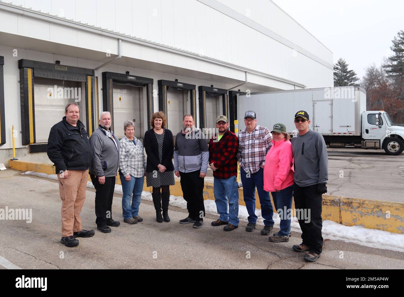 (Da sinistra a destra) Kris Miner, Jim Gouker, Tamra Meyer, Mary Hardie, Andy Pisney, Scott molle, Kelly Tilbury, Nancy Brown, e Bill Weekley, tutti i membri del team di ristorazione del Fort McCoy Logistics Readiness Center, sono mostrati il 16 febbraio 2022, all'edificio 490 a Fort McCoy, Wisconsin. Questo team ha condotto un'operazione alimentare di sei mesi per Operation Allees Welcome a Fort McCoy che ha supportato fino a 15.000 persone al giorno. Foto Stock