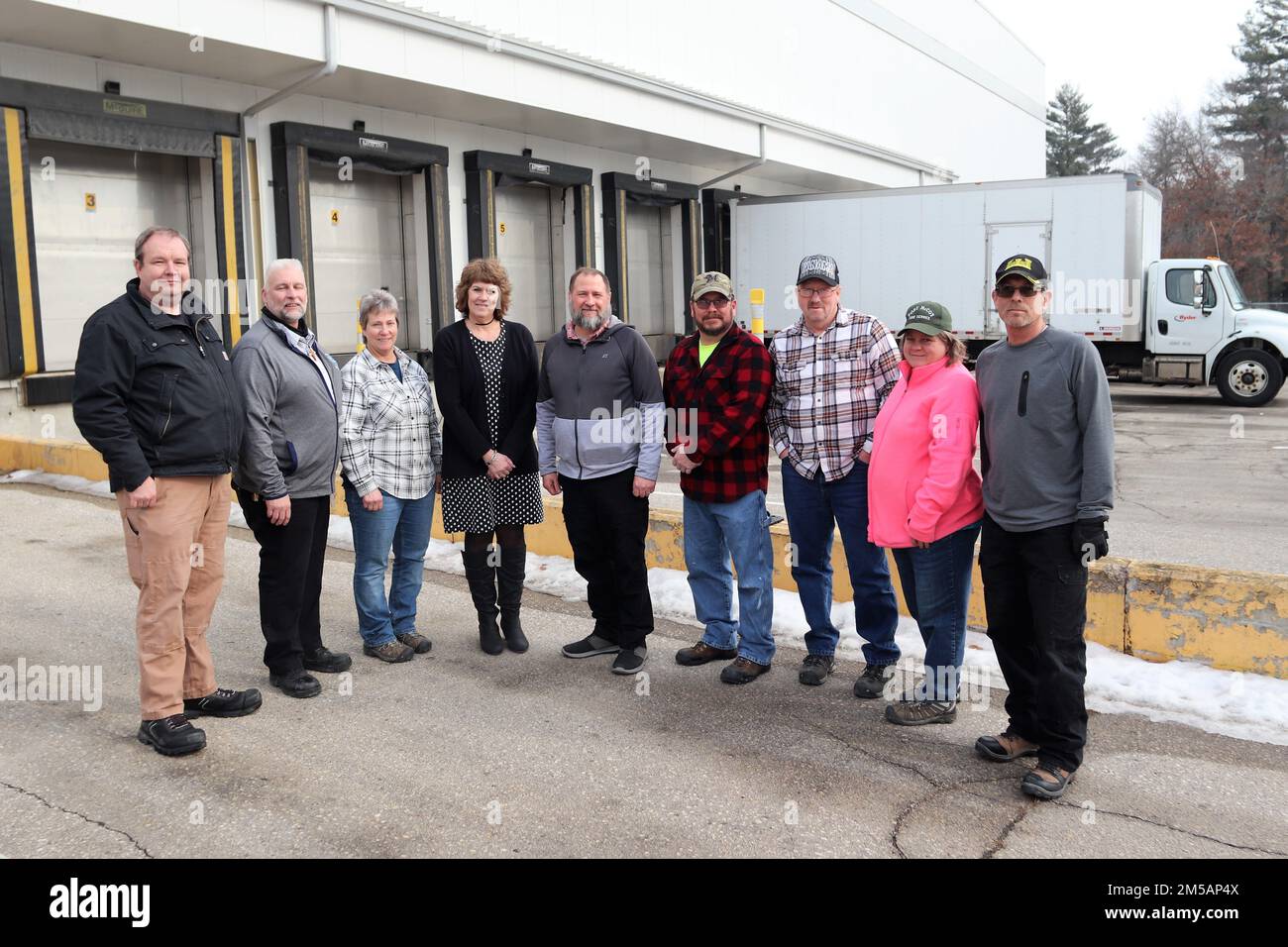 (Da sinistra a destra) Kris Miner, Jim Gouker, Tamra Meyer, Mary Hardie, Andy Pisney, Scott molle, Kelly Tilbury, Nancy Brown, e Bill Weekley, tutti i membri del team di ristorazione del Fort McCoy Logistics Readiness Center, sono mostrati il 16 febbraio 2022, all'edificio 490 a Fort McCoy, Wisconsin. Questo team ha condotto un'operazione alimentare di sei mesi per Operation Allees Welcome a Fort McCoy che ha supportato fino a 15.000 persone al giorno. Foto Stock