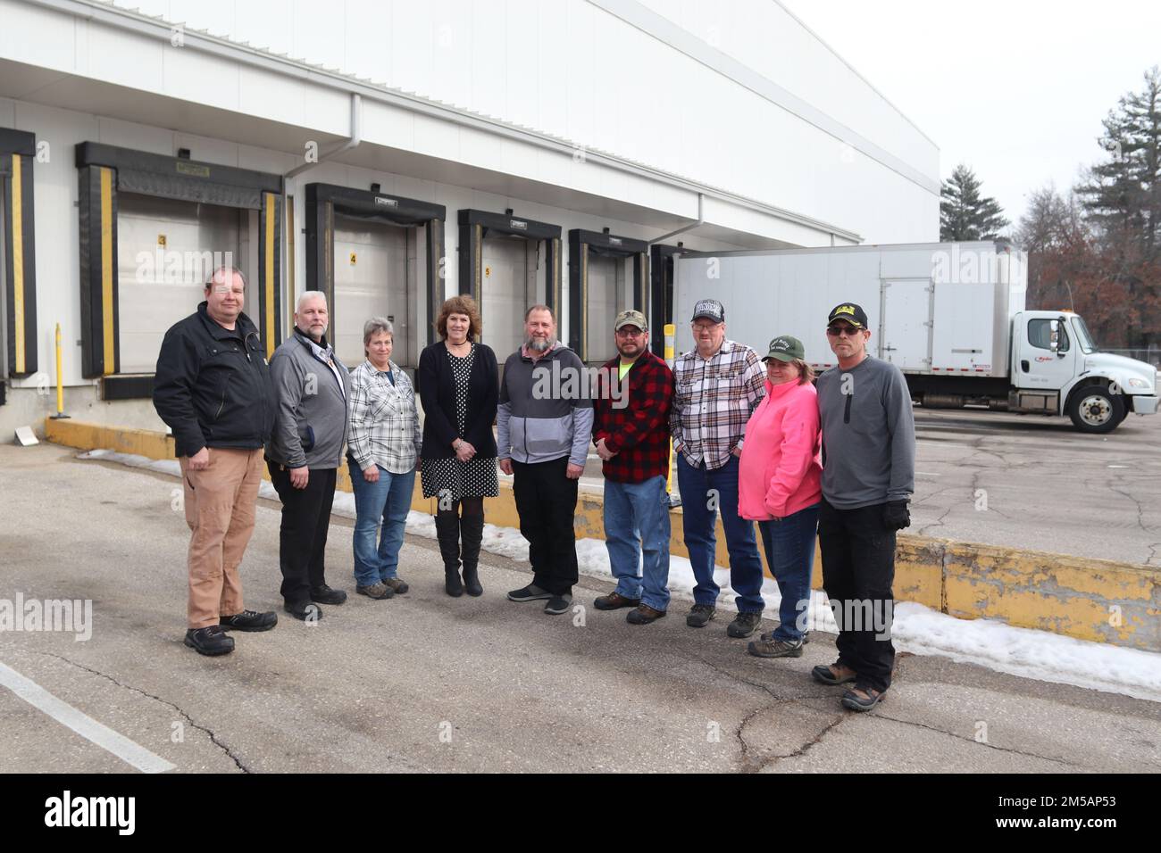 (Da sinistra a destra) Kris Miner, Jim Gouker, Tamra Meyer, Mary Hardie, Andy Pisney, Scott molle, Kelly Tilbury, Nancy Brown, e Bill Weekley, tutti i membri del team di ristorazione del Fort McCoy Logistics Readiness Center, sono mostrati il 16 febbraio 2022, all'edificio 490 a Fort McCoy, Wisconsin. Questo team ha condotto un'operazione alimentare di sei mesi per Operation Allees Welcome a Fort McCoy che ha supportato fino a 15.000 persone al giorno. Foto Stock