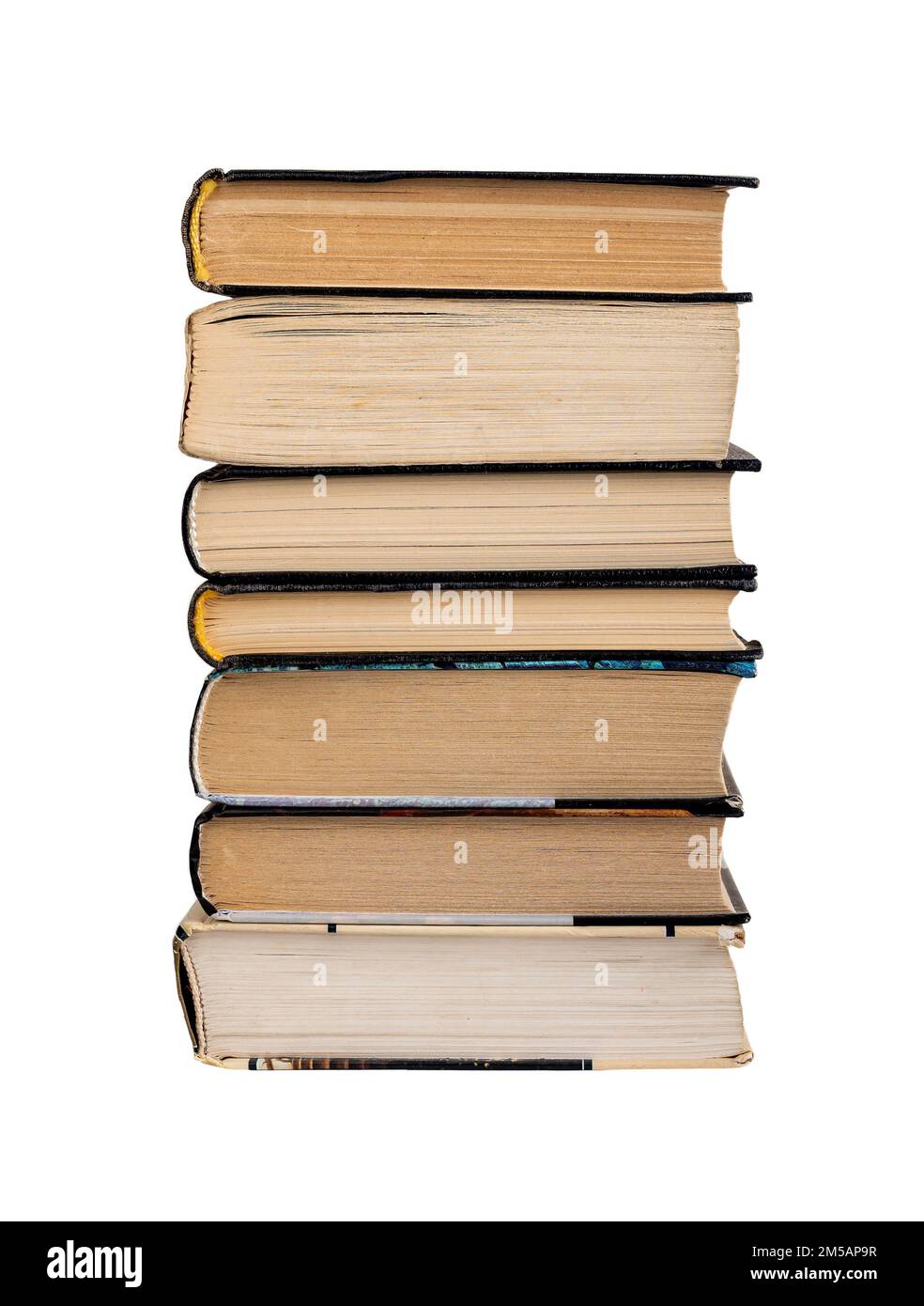 Vecchi libri usati impilati isolati su sfondo bianco. Letteratura cartacea, romanzi classici. Foto di alta qualità Foto Stock