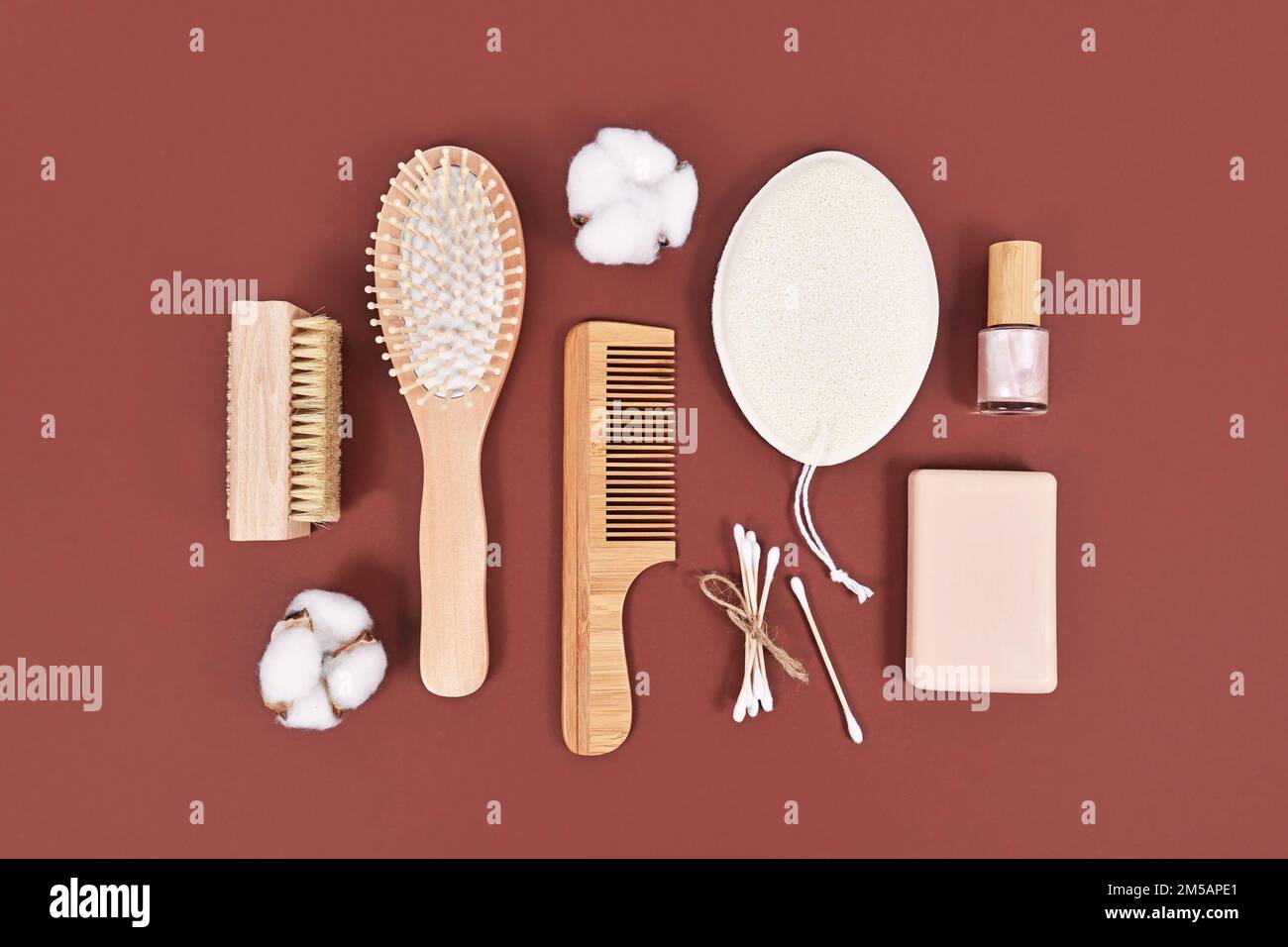 Prodotti ecologici in legno per la bellezza e l'igiene come pettine e sapone su sfondo marrone Foto Stock