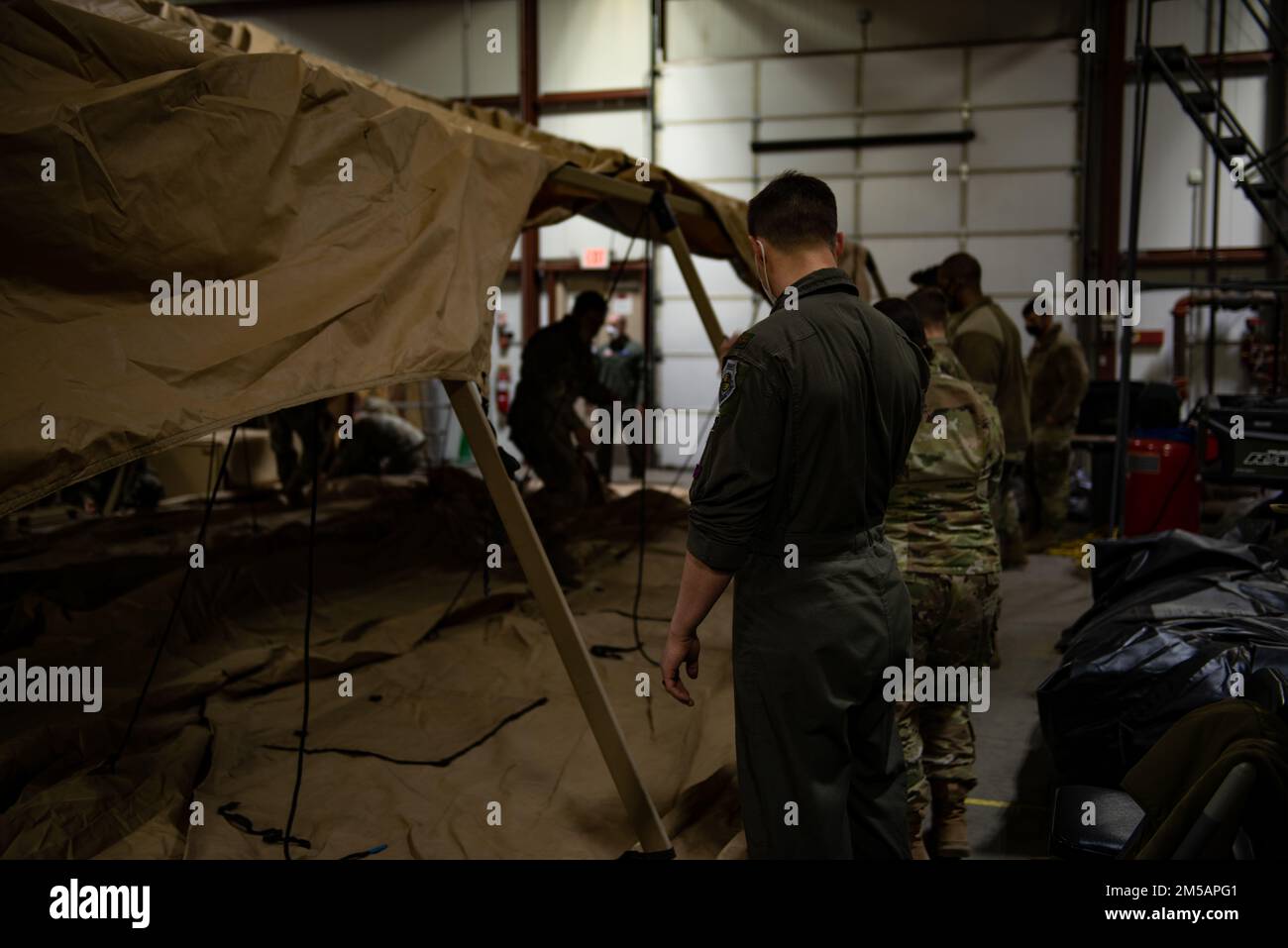 I membri della 366th Fighter Wing svolgono un addestramento di base multi-Capable Airmen come parte di un esercizio di ala principale sulla base dell'aeronautica di Mountain Home, Idaho, 16 febbraio 2022. Le Lead Wings sono forze scalabili, resilienti, adattive e proattive in grado di operare in un ambiente contestato con partner congiunti e di coalizione. Foto Stock