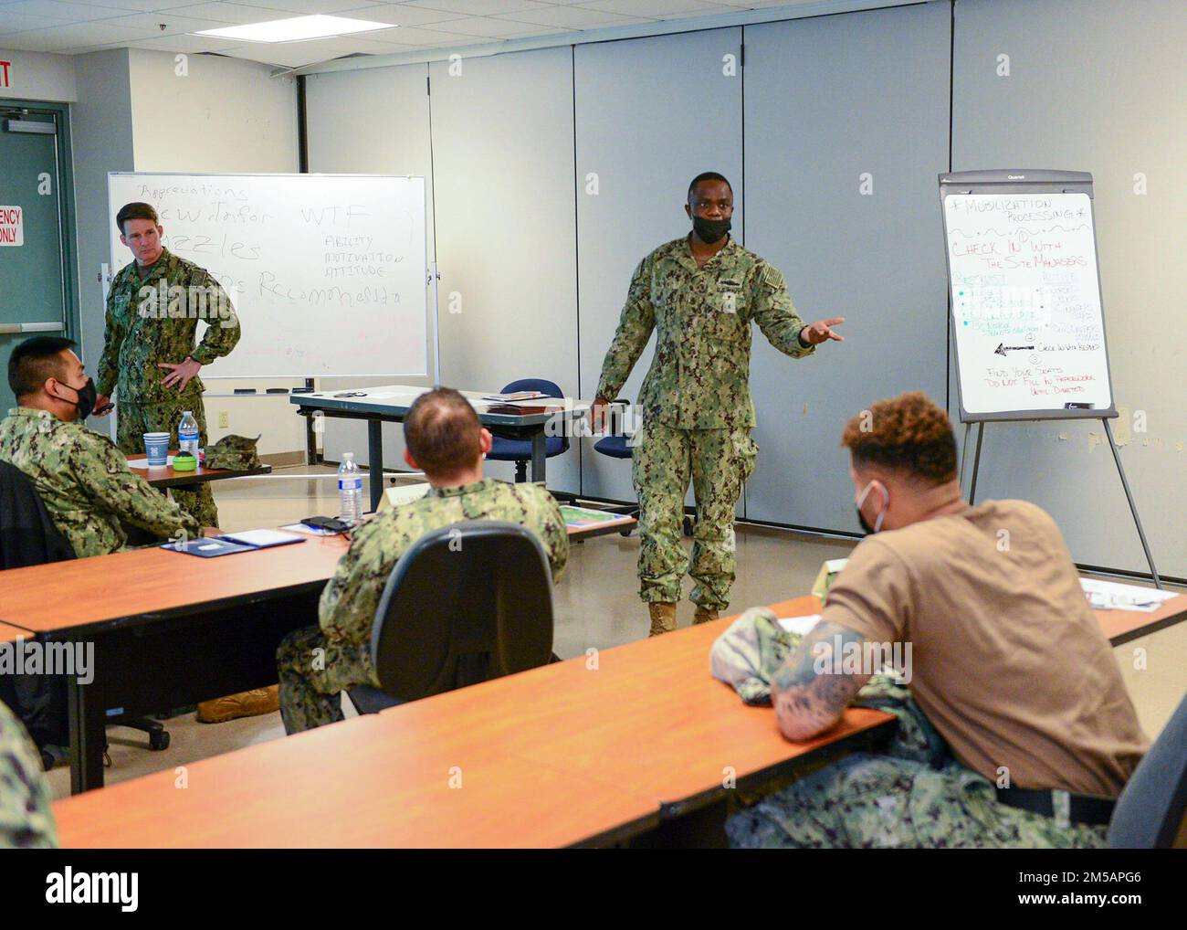 FORT WORTH, Texas (16 febbraio 2022) - il comando di preparazione e mobilitazione della Regione della Riserva della Marina militare Fort Worth Adaptive Mobilitation Department il capo del Petty Officer Erick Okewa fornisce una guida individuale per l'aumento (IA) e l'elaborazione della mobilitazione ai marinai a componente attivo e a riserva selezionata (SELRES) durante un evento di attivazione della mobilitazione adattiva presso REDCOM FW. L'evento, che si è verificato dal 14 al 18 febbraio, è stato osservato da valutatori del Centro di preparazione al combattimento Expeditionary, che hanno certificato REDCOM FW come sito di elaborazione della mobilitazione della Marina con coordinatore locale delegato per la mobilitazione (LACMOB) aut Foto Stock