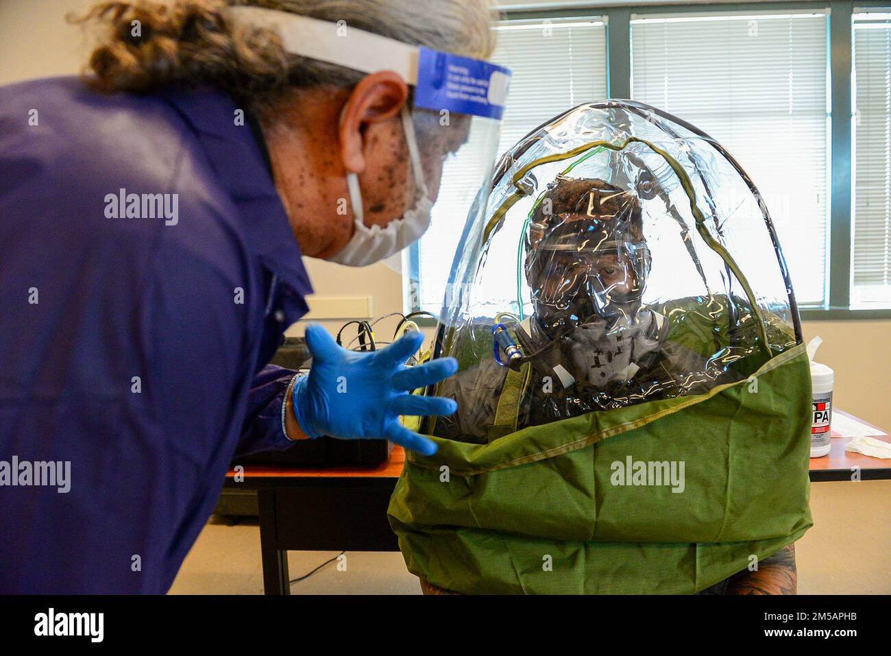 FORT WORTH, Texas (16 febbraio 2022) - Joint Service Mask Leakage Tester Arnie Perez, a sinistra, esegue un test di adattamento della maschera a gas M-50 per la Riserva della Marina Yeoman 1st Classe Andre Polk, assegnata al Navy Reserve Center New York City, al comando di preparazione e mobilitazione della Regione della Riserva della Marina Fort Worth (REDCOM FW), in preparazione della prevista mobilitazione della Polk in Qatar. Il trattamento di mobilizzazione delle riserve selezionato per Polk e altri marinai ha avuto luogo durante un evento di attivazione della mobilizzazione adattativa presso IL REDCOM FW dal 14 al 18 febbraio. L'evento è stato osservato dai valutatori dell'Expeditionary Combat Readiness Center, W. Foto Stock