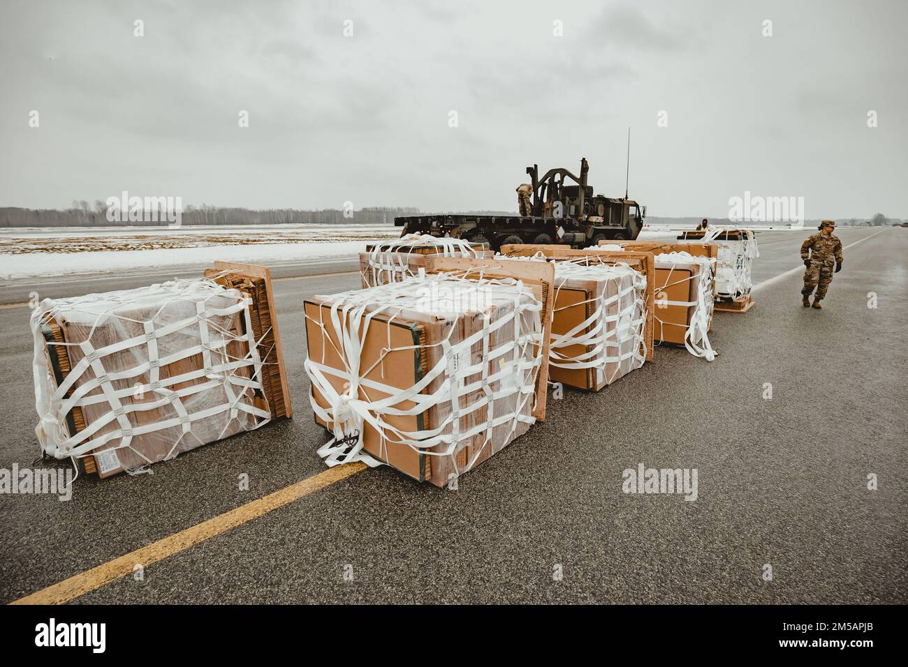 Soldati del Battaglione di sostegno di combattimento del 18th, 16th Brigate di sostegno conducono il rifornimento aereo di 60 pallet di forniture di Classe i a DZ Unity Adazi, Lettonia a sostegno dello sciopero Sabre 2022. Le operazioni di riapprovvigionamento aereo forniscono alle truppe un supporto logistico tempestivo e accurato e testano le moderne capacità nella regione baltica. Foto di Sergeant First Class (OR-7) Gatis Indrevics Foto Stock