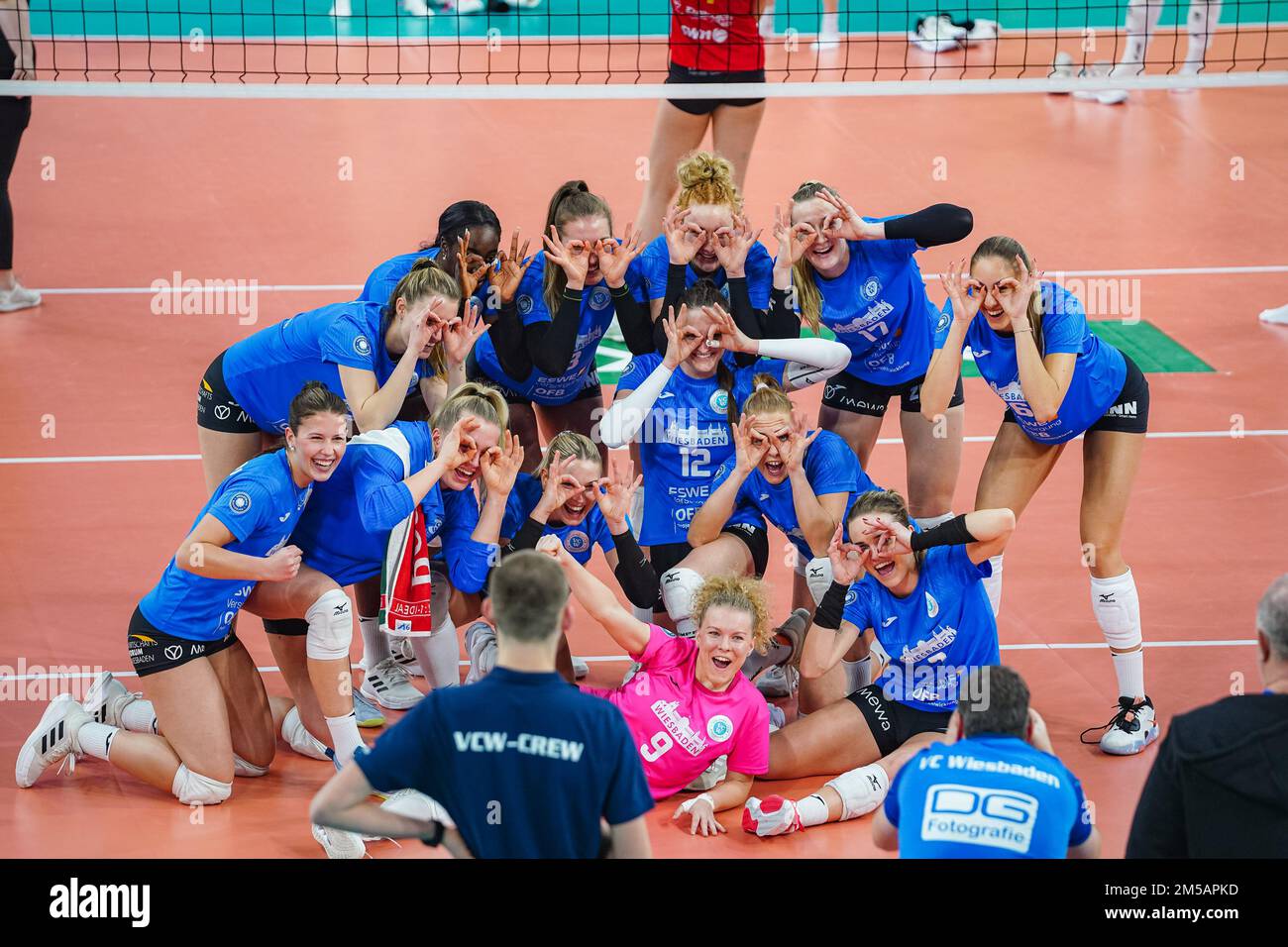 Wiesbaden, Germania. 27th Dec, 2022. Giocatori di VC Wiesbaden dopo il maintround della 1. Partita di pallavolo della Bundesliga Frauen tra VC Wiesbaden e VC Neuwied 77 allo Sporthalle am Platz der Deutschen Einheit di Wiesbaden, Germania. (Norina Toenges/SPP) Credit: SPP Sport Press Photo. /Alamy Live News Foto Stock