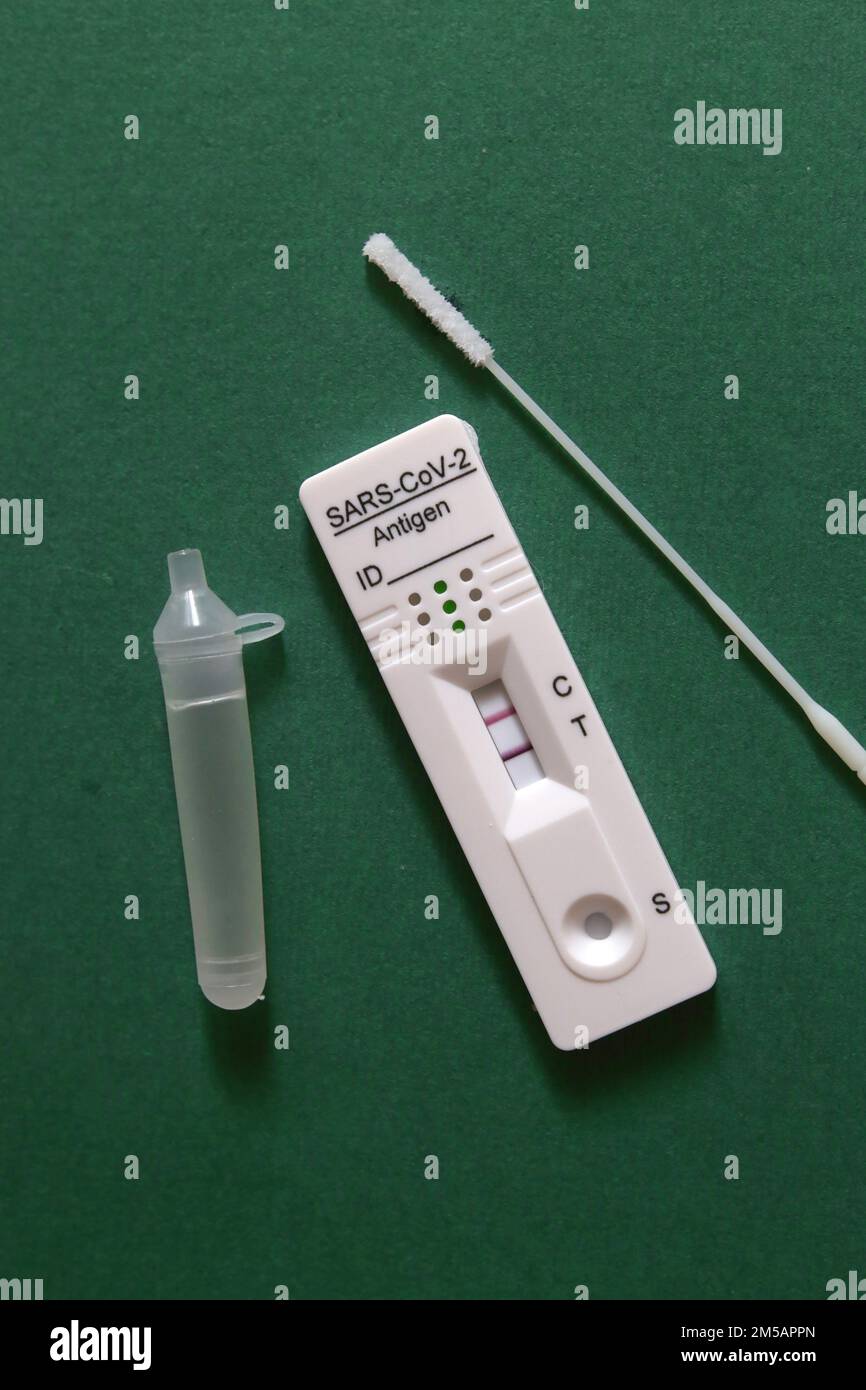 Kit di test SARS Covid Antigen utilizzato. Risultato positivo. Foto Stock