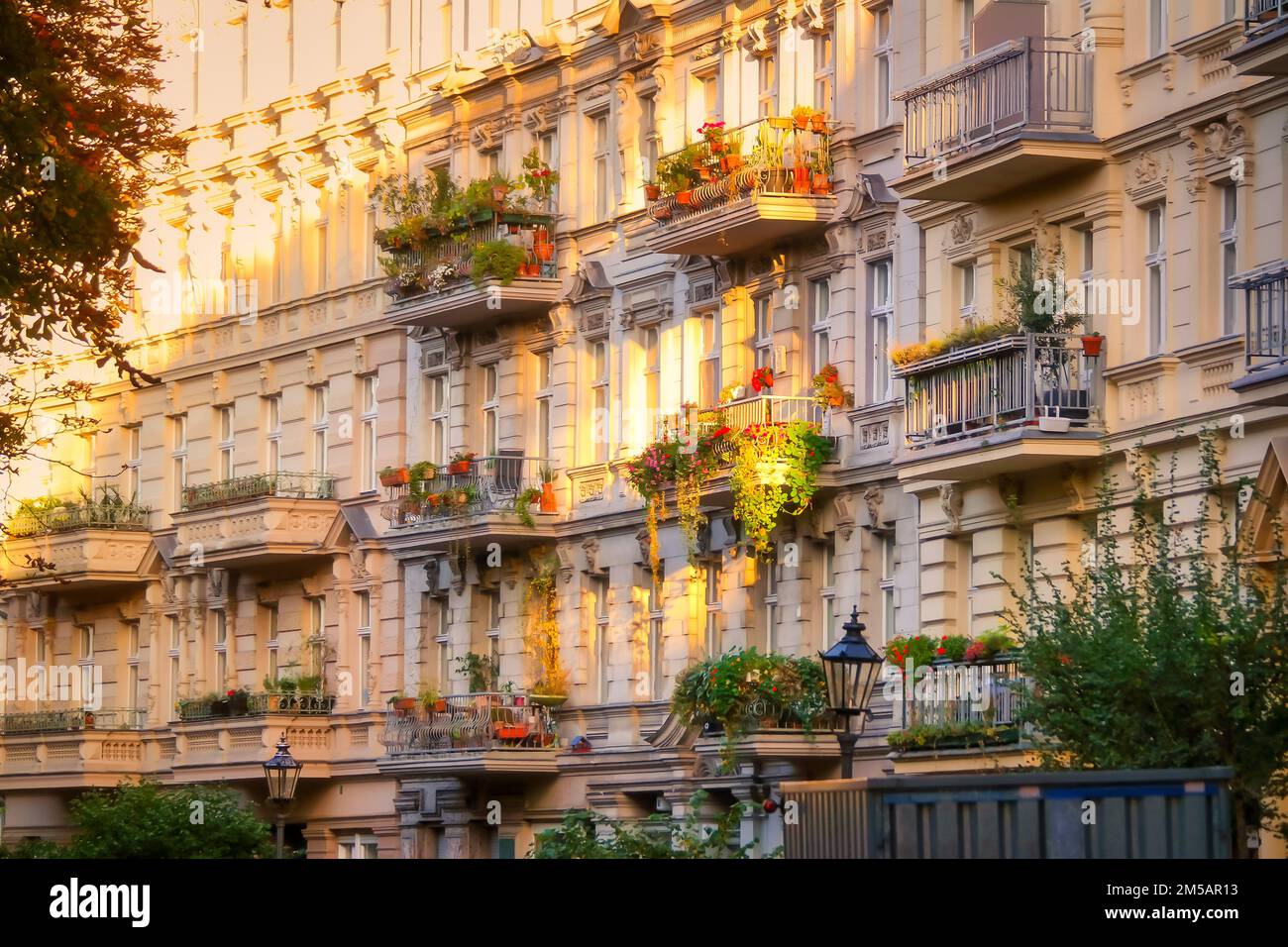 Berlino, Kreuzberg, Planufer, architettura residenziale con balconi ornati, appartamenti storici, Germania Foto Stock