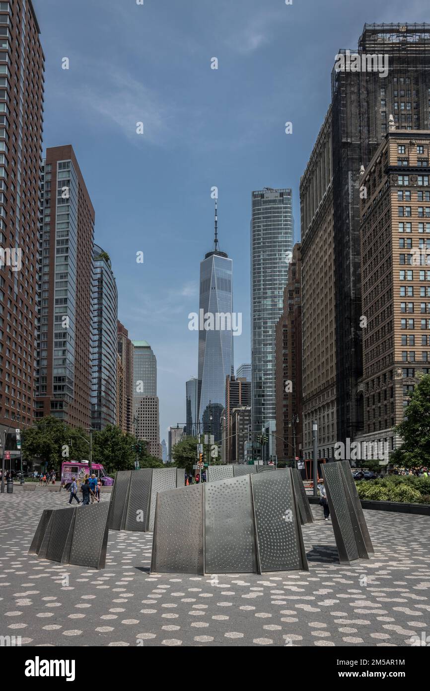 Il World Trade Center, visto tra edifici su una strada trafficata, a Battery Park, Lower Manhattan Foto Stock
