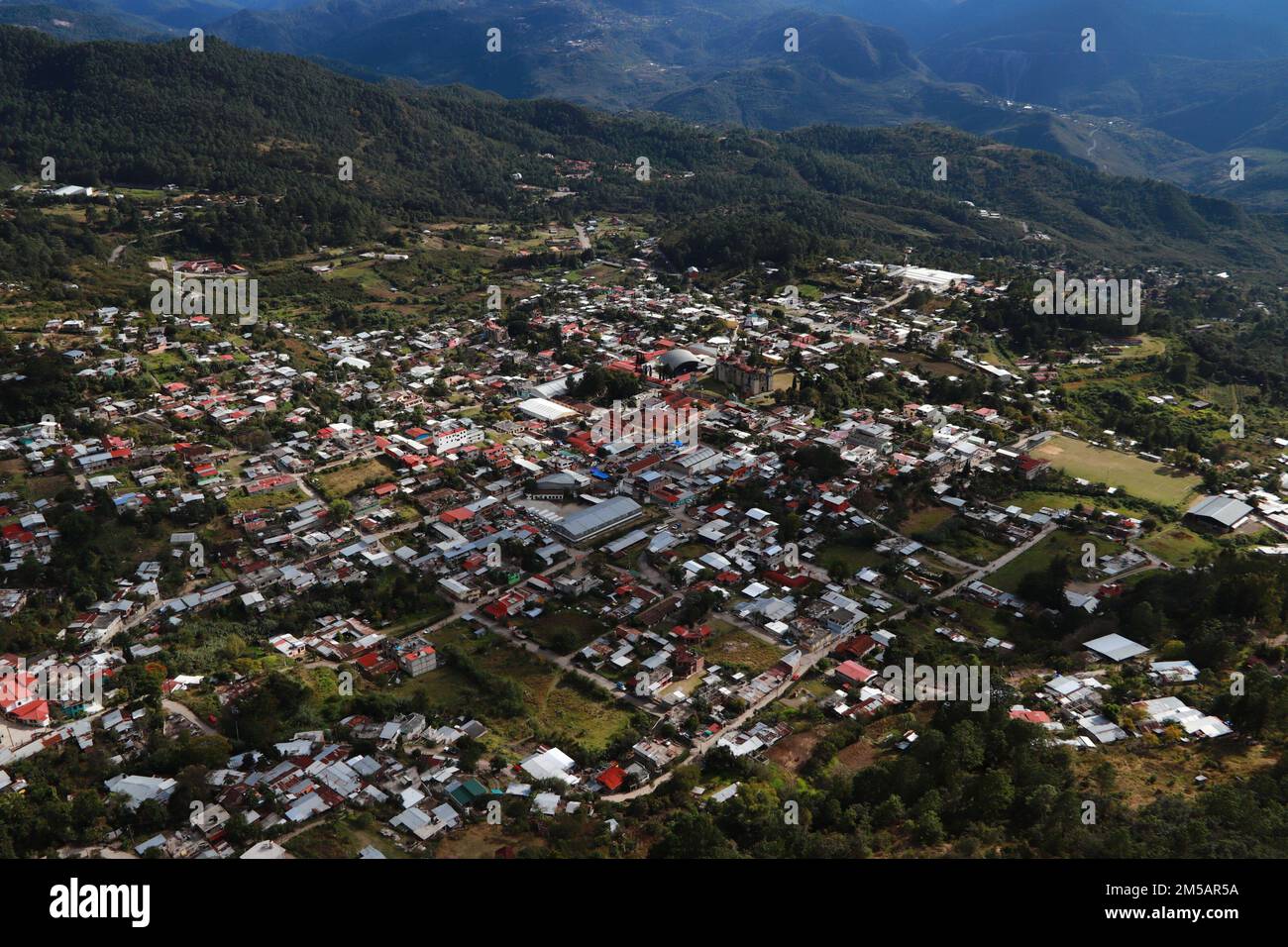 Ixtlan de Juarez, Oaxaca, Messico. 26th Dec, 2022. I turisti frequentano il punto di vista con un pavimento di vetro, che si trova nel comune di IxtlÃ¡n de JuÃ¡rez, nella regione della Sierra settentrionale di Oaxaca, sulla montagna di Cuachirindo a 200 metri Tall. Il 26 dicembre 2022 a Ixtlan de JuÃ¡rez, Messico. (Credit Image: © Author/eyepix via ZUMA Press Wire) Foto Stock