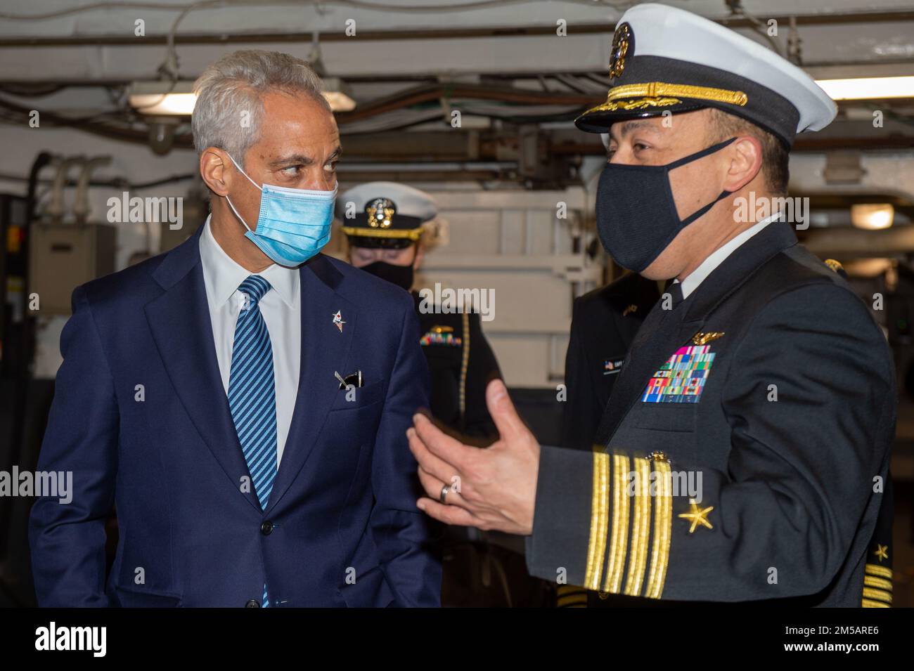 220217-N-SI601-1030 YOKOSUKA, Giappone (17 febbraio 2022) il capitano Fred Goldhammer, comandante, parla con l'onorevole Rahm Emanuel, ambasciatore degli Stati Uniti in Giappone, nella baia di hangar degli Stati Uniti L’unica portaerei della Marina schierata a termine USS Ronald Reagan (CVN 76). Durante la sua visita, Emanuel ha girato Ronald Reagan, si è rivolto all'equipaggio, e ha servito come oratore principale in una cerimonia di naturalizzazione in cui 17 candidati da 11 paesi diversi sono diventati cittadini americani. Ronald Reagan, il fiore all'occhiello del Carrier Strike Group 5, fornisce una forza pronta per il combattimento che protegge e difende lo Stat Unito Foto Stock