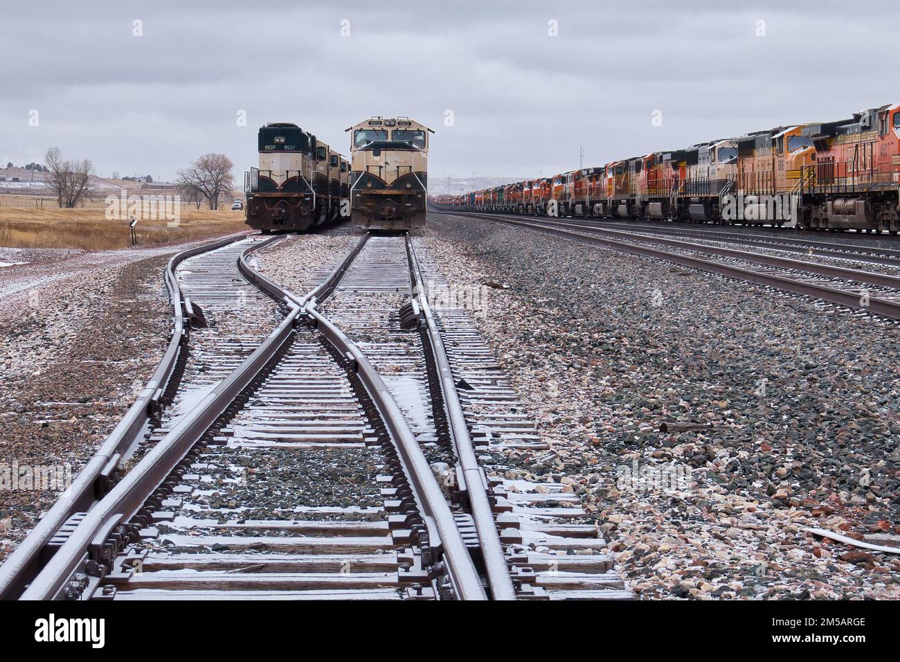 Gillette, Wyoming - 23 gennaio 2021: Binari che conducono ai motori in una nuvolosa giornata invernale vicino a Gillette, Wyoming. Foto Stock