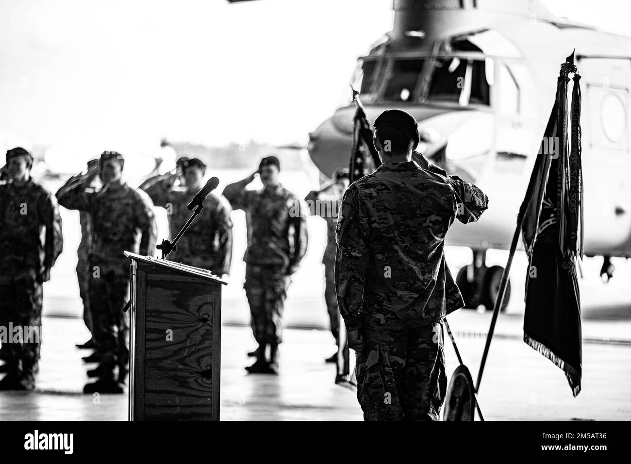 Il capitano Kimberly Denny, il comandante entrante di Bravo Company, 82nd divisione aerea Generale sostegno Battaglione Aviazione, allevia il capitano Darren Berrigan, il comandante uscente, di comando il 17 febbraio 2022, Fort Bragg, N.C.. Denny in precedenza ha ricoperto la carica di Assistente operazioni della Brigata nella Brigata dell'Aviazione di combattimento del 82nd per 10 mesi. Foto Stock