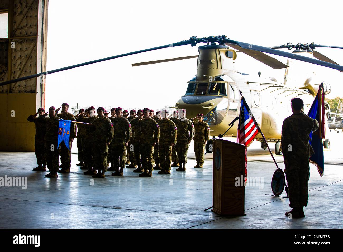 Il capitano Kimberly Denny, il comandante entrante di Bravo Company, 82nd divisione aerea Generale sostegno Battaglione Aviazione, allevia il capitano Darren Berrigan, il comandante uscente, di comando il 17 febbraio 2022, Fort Bragg, N.C.. Denny in precedenza ha ricoperto la carica di Assistente operazioni della Brigata nella Brigata dell'Aviazione di combattimento del 82nd per 10 mesi. Foto Stock