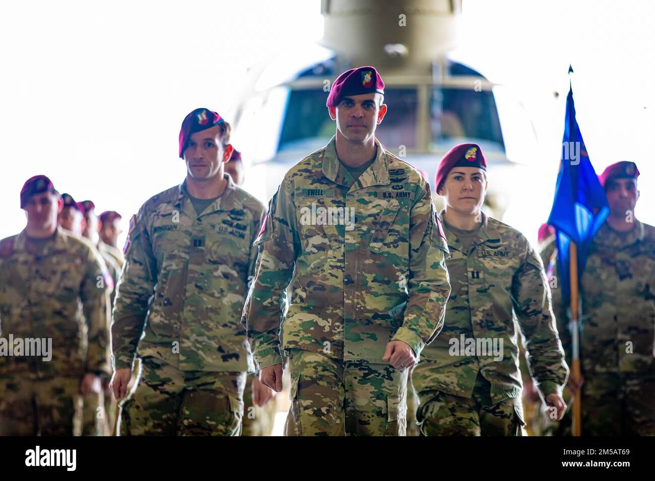 Il capitano Kimberly Denny, il comandante entrante di Bravo Company, 82nd divisione aerea Generale sostegno Battaglione Aviazione, allevia il capitano Darren Berrigan, il comandante uscente, di comando il 17 febbraio 2022, Fort Bragg, N.C.. Denny in precedenza ha ricoperto la carica di Assistente operazioni della Brigata nella Brigata dell'Aviazione di combattimento del 82nd per 10 mesi. Foto Stock