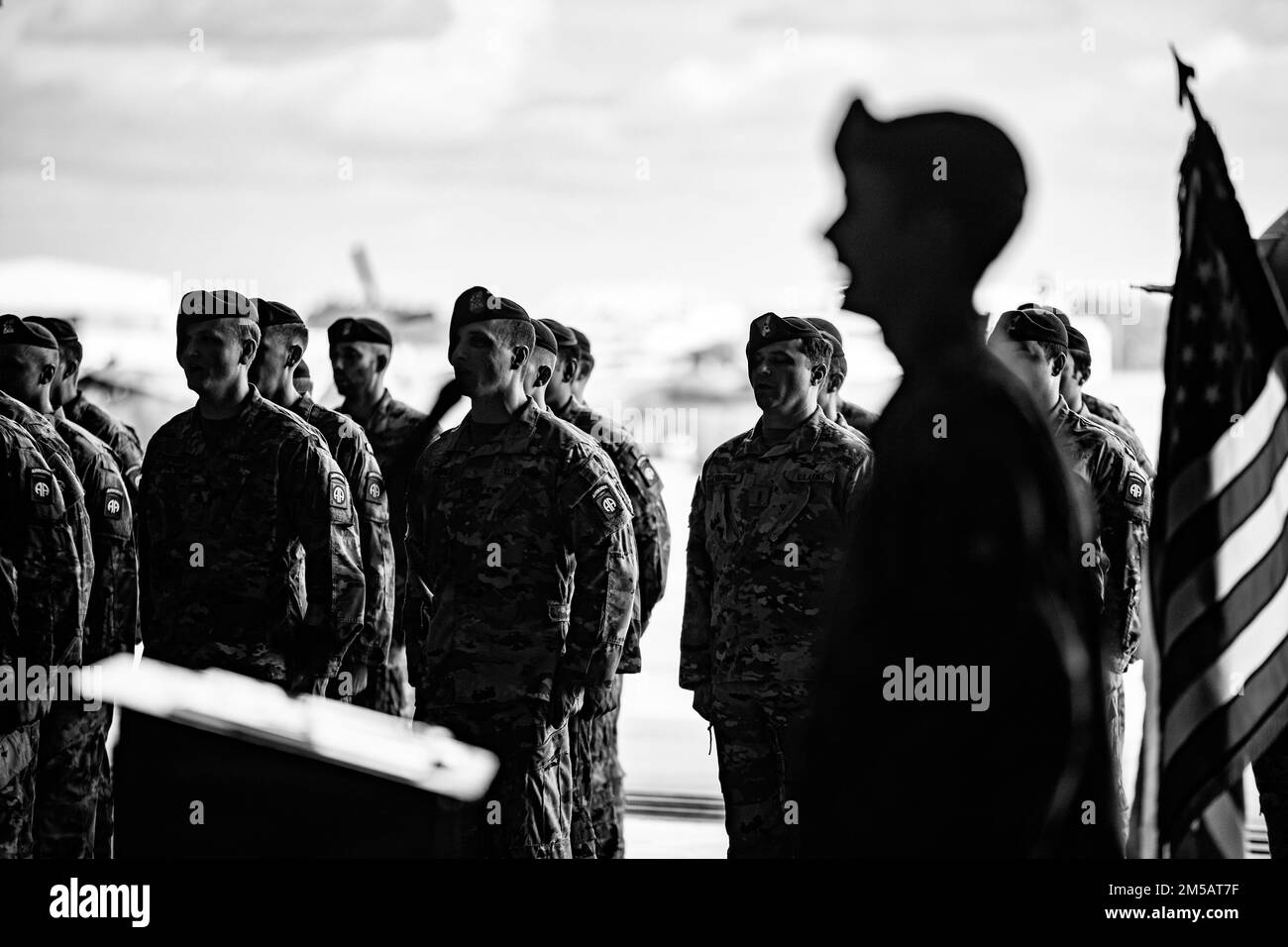 Il capitano Kimberly Denny, il comandante entrante di Bravo Company, 82nd divisione aerea Generale sostegno Battaglione Aviazione, allevia il capitano Darren Berrigan, il comandante uscente, di comando il 17 febbraio 2022, Fort Bragg, N.C.. Denny in precedenza ha ricoperto la carica di Assistente operazioni della Brigata nella Brigata dell'Aviazione di combattimento del 82nd per 10 mesi. Foto Stock