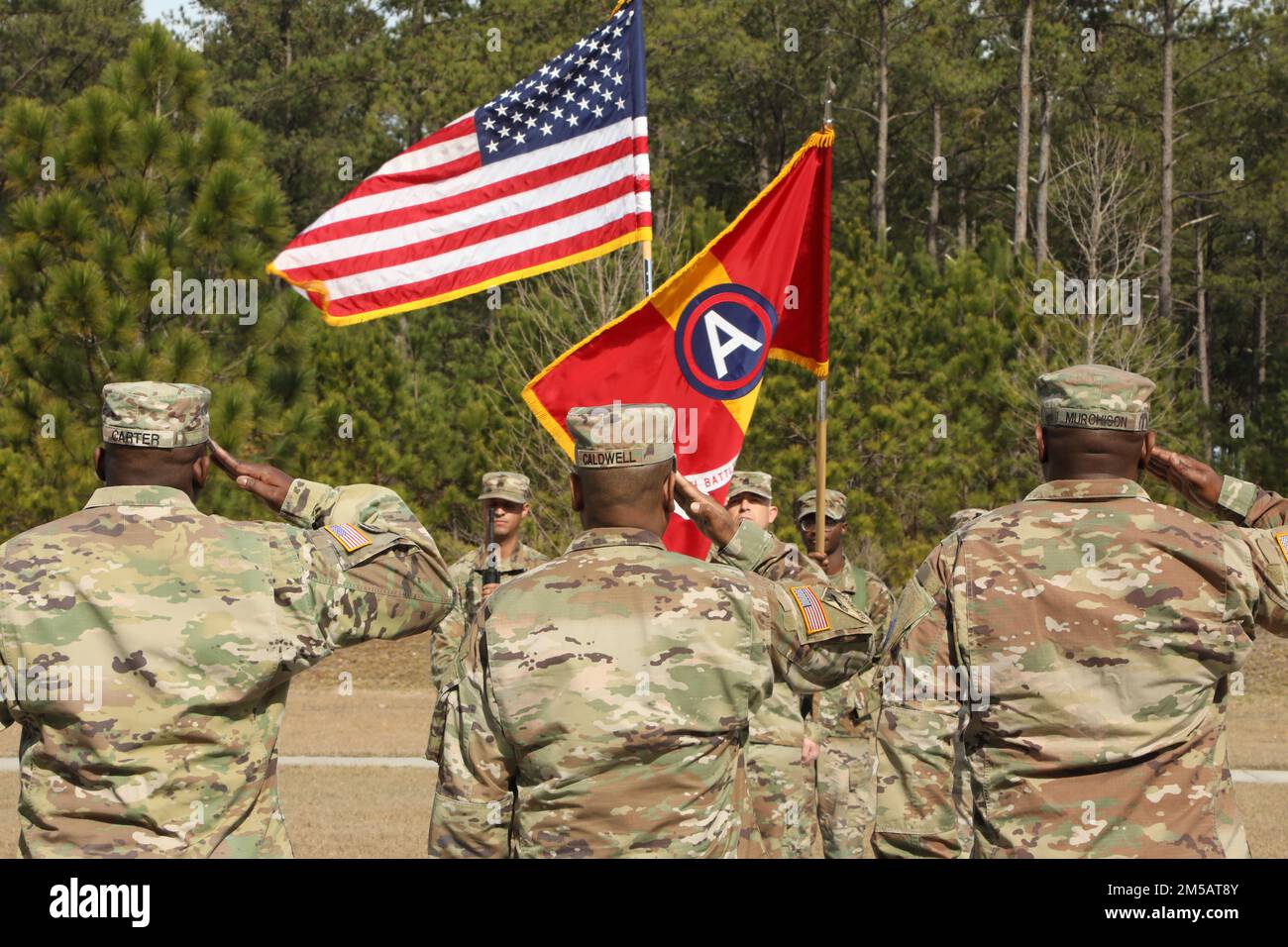 STATI UNITI Army Central's, Battlefield Coordination Detachment (BCD), Incoming Sgt. Major Lorenzo carter (a sinistra), BCD Commander col. Thomas Caldwell (a metà), e Outcoming Command Sgt. Major Timothy Murchison (a destra) salutano la bandiera durante la cerimonia di cambio di responsabilità del comando della componente di servizio dell'esercito a Lucky Park, Shaw Air Force base, S.C., 17 febbraio 2022. Carter, nativo di Sumter, S.C., seguì le orme del comando uscente Sgt. Maj. Timothy Murchison. Foto Stock