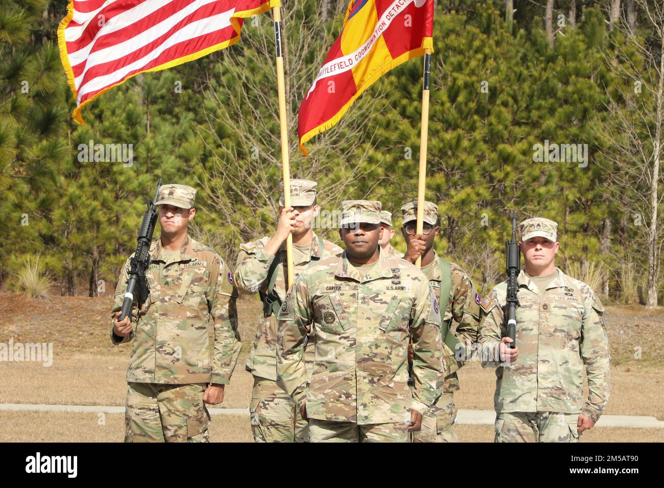 STATI UNITI Army Centals(USARCENT)Incoming Battlefield Coordination Detachment(BCD), Sgt. Major Lorenzo carter, si trova nella posizione di attenzione come il nuovo BCD in arrivo Sgt. Major alla sua cerimonia di cambio di responsabilità al Lucky Park, Shaw Air Force base, S.C., 17 febbraio 2022. Carter, nativo di Sumter, S.C., seguì le orme del comando uscente Sgt. Maj. Timothy Murchison. Foto Stock