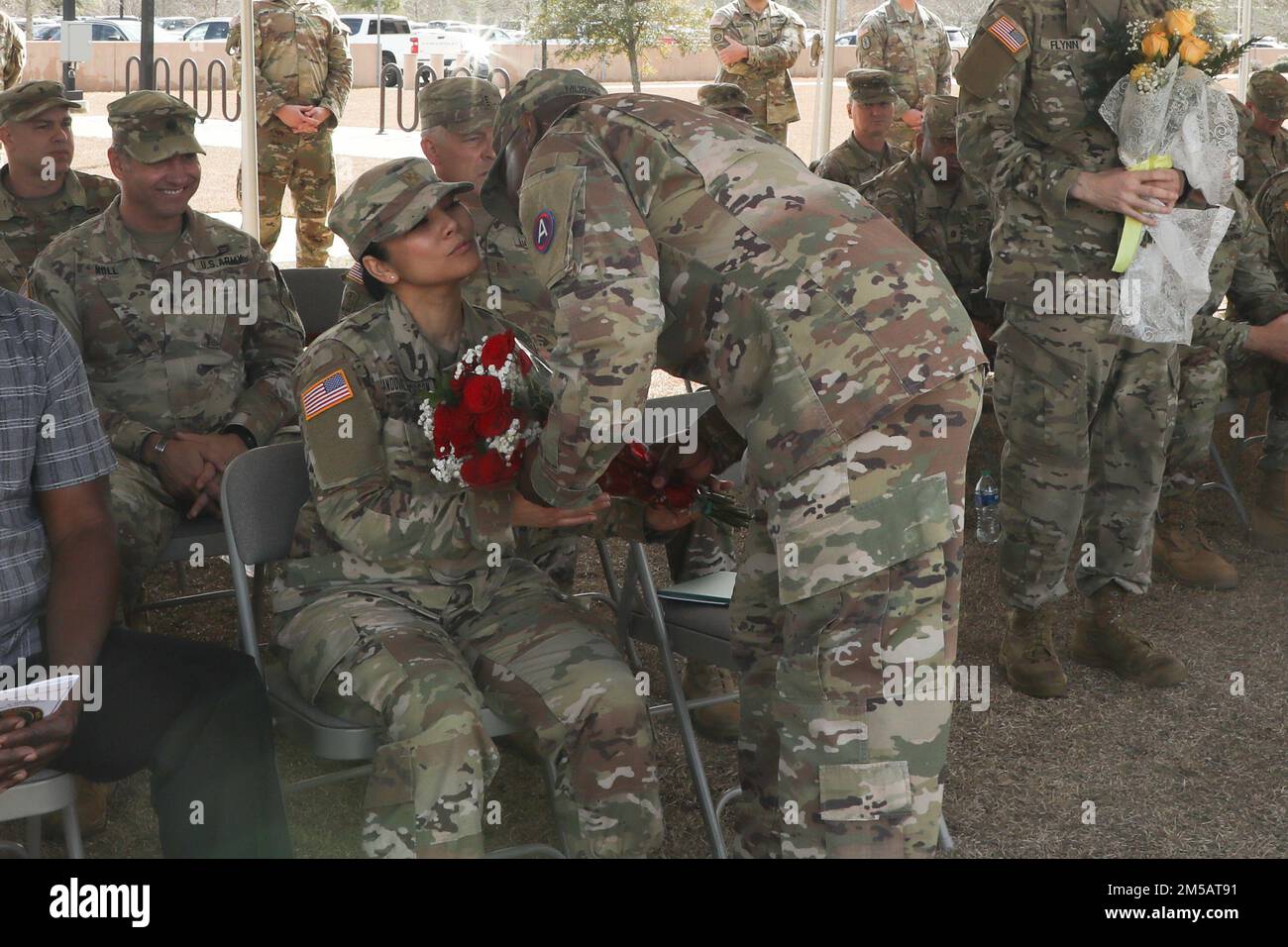 STATI UNITI Army Centals(USARCENT)Outgoing Battlefield Coordination distaccamento(BCD), comando uscente Sgt. Major Timothy Murchison, consegna rose rosse a sua moglie a Lucky Park, Shaw Air Force base, S.C., 17 febbraio 2022. Le rose rosse simboleggiano devozione, dedizione e instancabile impegno nei confronti dei soldati e delle famiglie della BCD, USARCENT. Foto Stock