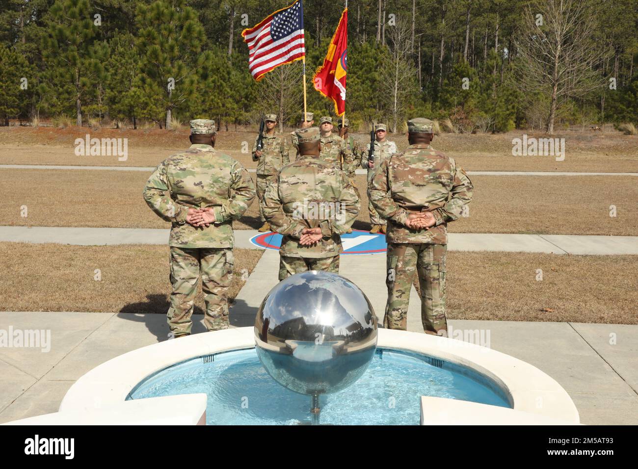 STATI UNITI Army Central's, Battlefield Coordination Detachment (BCD), Incoming Sgt. Major Lorenzo carter (a sinistra), BCD Commander col. Thomas Caldwell (a metà) e Outgoing Command Sgt. Major Timothy Murchison (a destra) si trovano in parata durante la cerimonia di cambio di responsabilità del comando della componente di servizio militare presso Lucky Park, Shaw Air Force base, S.C., 17 febbraio, 2022. Carter, nativo di Sumter, S.C., seguì le orme del comando uscente Sgt. Maj. Timothy Murchison. Foto Stock