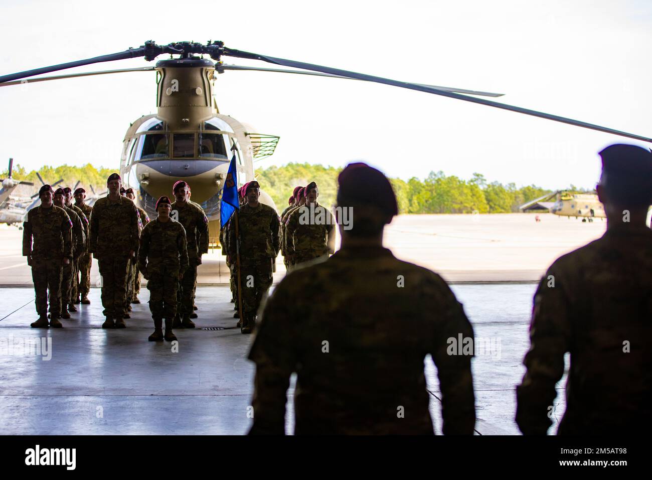 Il capitano Kimberly Denny, il comandante entrante di Bravo Company, 82nd divisione aerea Generale sostegno Battaglione Aviazione, allevia il capitano Darren Berrigan, il comandante uscente, di comando il 17 febbraio 2022, Fort Bragg, N.C.. Denny in precedenza ha ricoperto la carica di Assistente operazioni della Brigata nella Brigata dell'Aviazione di combattimento del 82nd per 10 mesi. Foto Stock