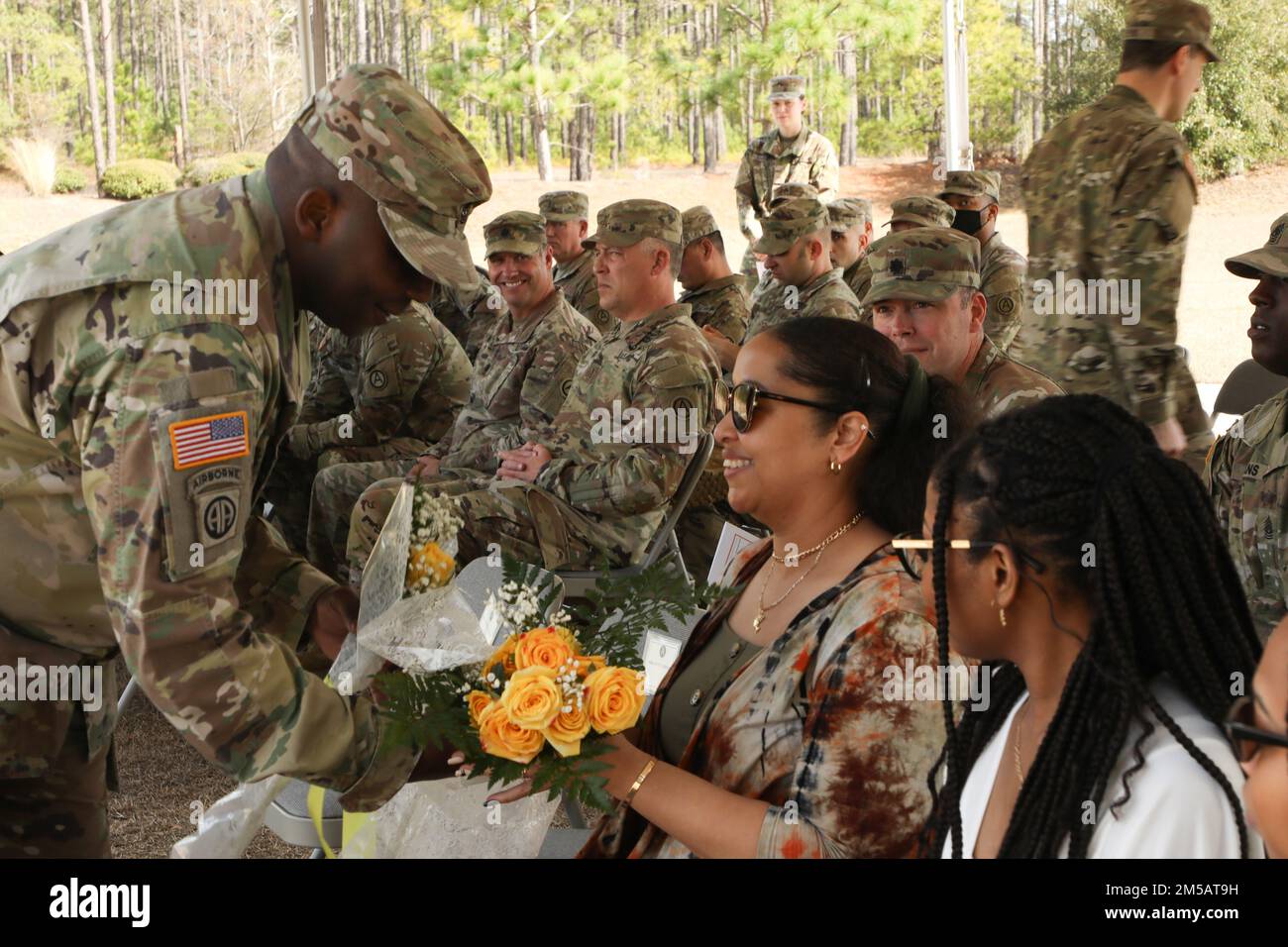 STATI UNITI Army Centals(USARCENT)Incoming Battlefield Coordination Detachment(BCD), Sgt. Major Lorenzo carter, consegna rose gialle a sua moglie durante la cerimonia di cambio di responsabilità al Lucky Park, Shaw Air Force base, S.C., 17 febbraio 2022. Le rose gialle simboleggiano l'accoglienza ai coniugi e ai membri della famiglia in arrivo. Foto Stock