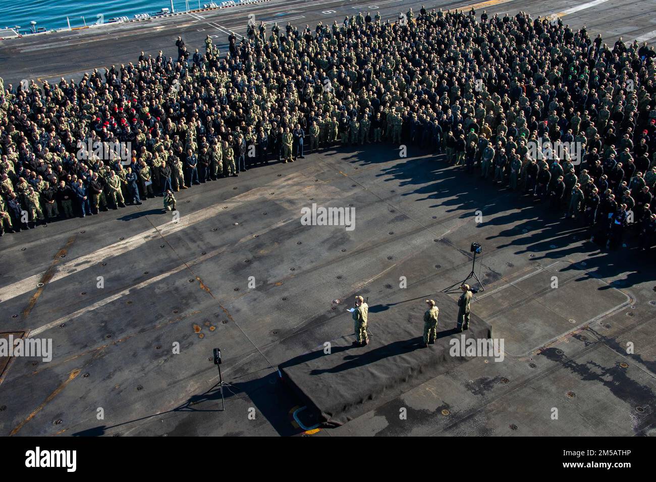 220217-N-TL932-1016 SAN DIEGO (17 febbraio 2022) il capitano P. Scott Miller, ufficiale comandante della portaerei di classe Nimitz USS Carl Vinson (CVN 70), si rivolge ai marinai durante una chiamata a tutte le mani sul ponte di volo, 17 febbraio 2022. Vinson è attualmente pierside nel suo homeport di San Diego. Foto Stock