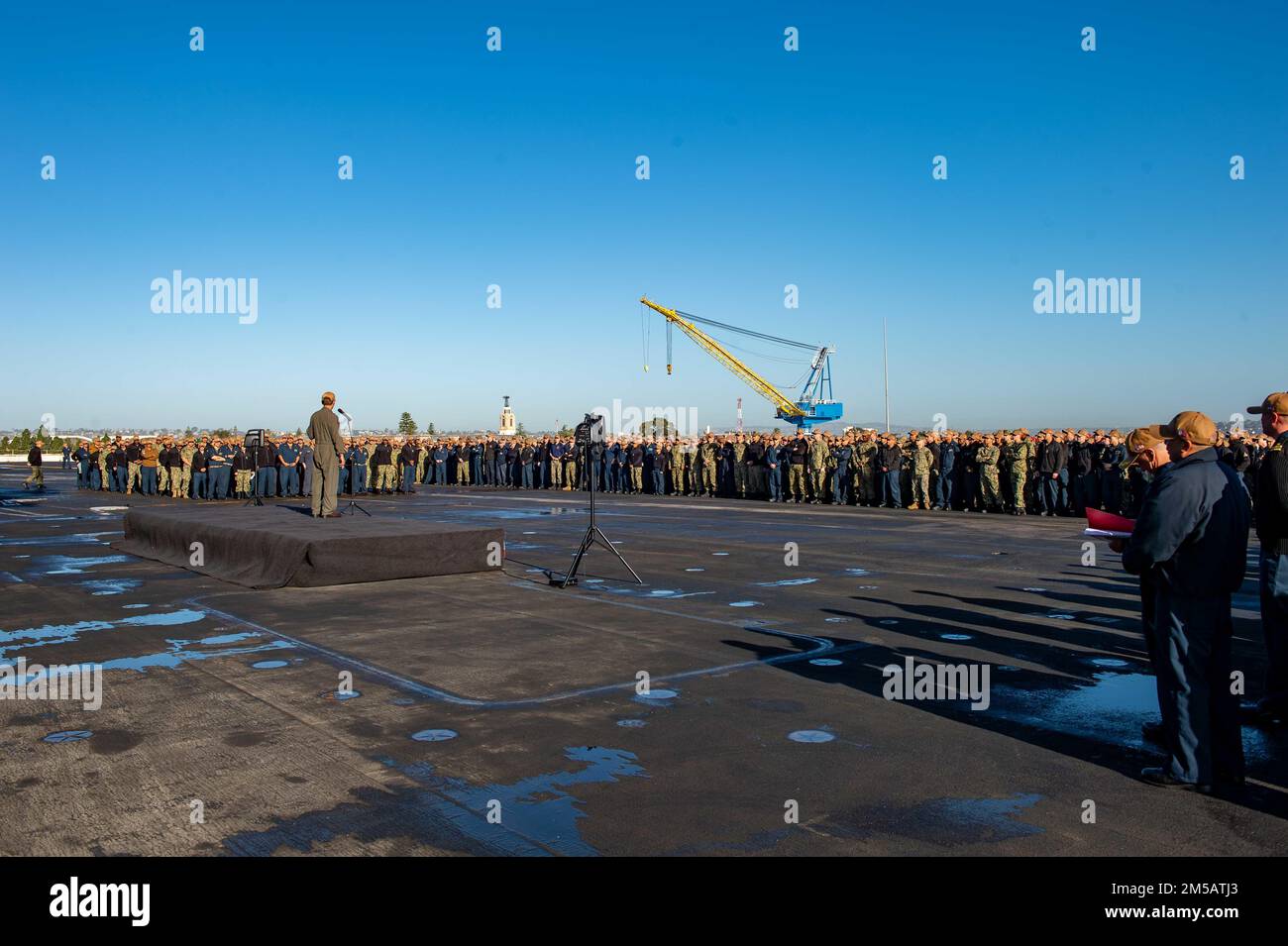 220217-N-PV401-1009 SAN DIEGO (17 febbraio 2022) ) il capitano P. Scott Miller, comandante della portaerei di classe Nimitz USS Carl Vinson (CVN 70), si rivolge all'equipaggio durante una chiamata a mani libere sul ponte di volo, 17 febbraio 2022. Vinson è attualmente pierside nel suo homeport di San Diego. Foto Stock