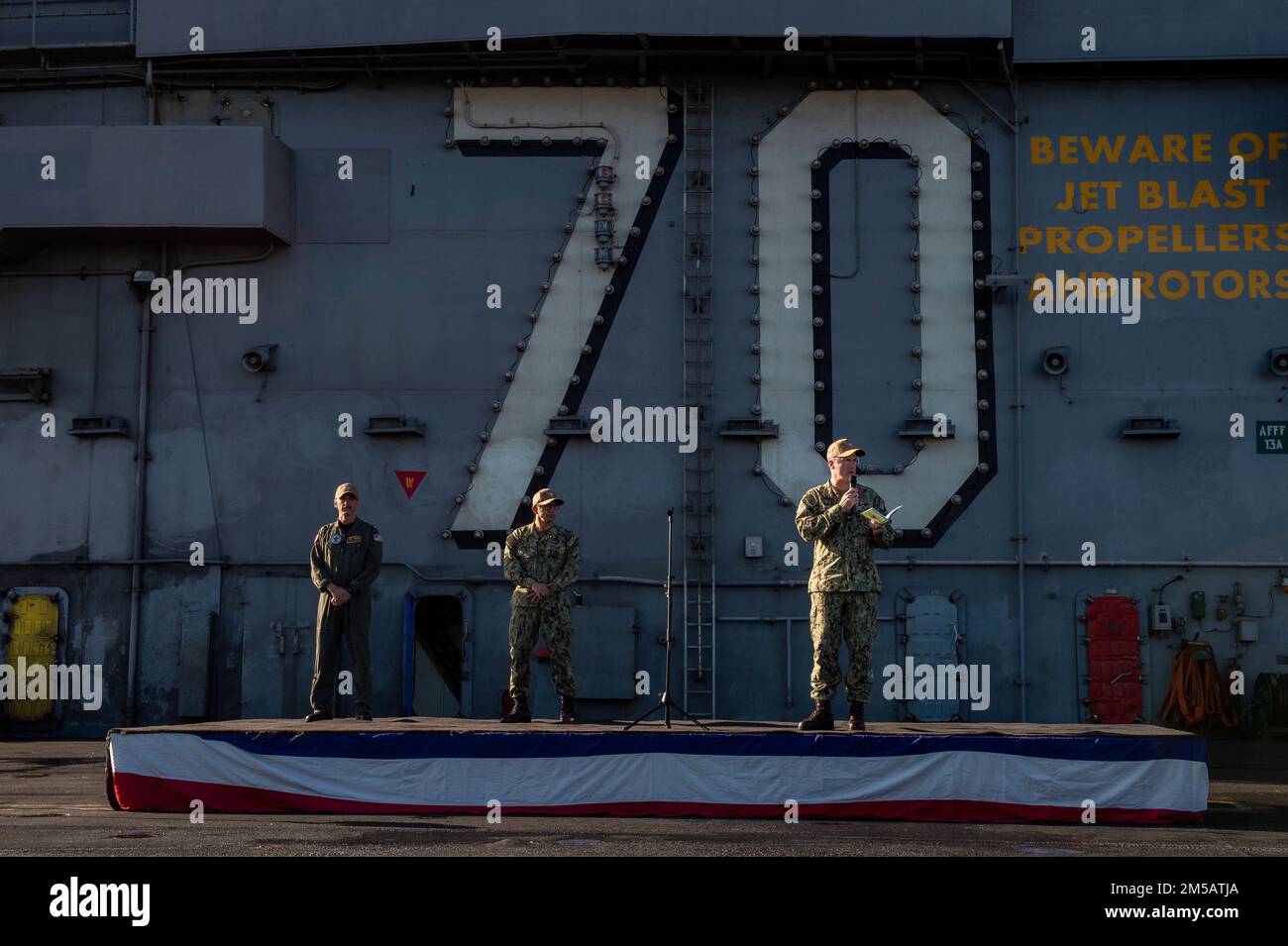 220217-N-PV401-1018 SAN DIEGO (17 febbraio 2022) il capitano P. Scott Miller, comandante della portaerei di classe Nimitz USS Carl Vinson (CVN 70), si rivolge all'equipaggio durante una chiamata a mani libere sul ponte di volo, 17 febbraio 2022. Vinson è attualmente pierside nel suo homeport di San Diego. Foto Stock