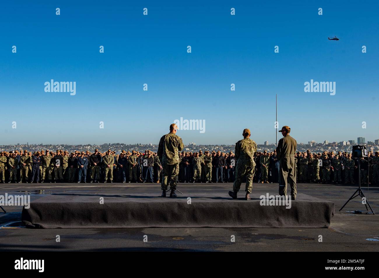 220217-N-PV401-1054 SAN DIEGO (17 febbraio 2022) ) il capitano P. Scott Miller, comandante della portaerei di classe Nimitz USS Carl Vinson (CVN 70), si rivolge all'equipaggio durante una chiamata a mani libere sul ponte di volo, 17 febbraio 2022. Vinson è attualmente pierside nel suo homeport di San Diego. Foto Stock