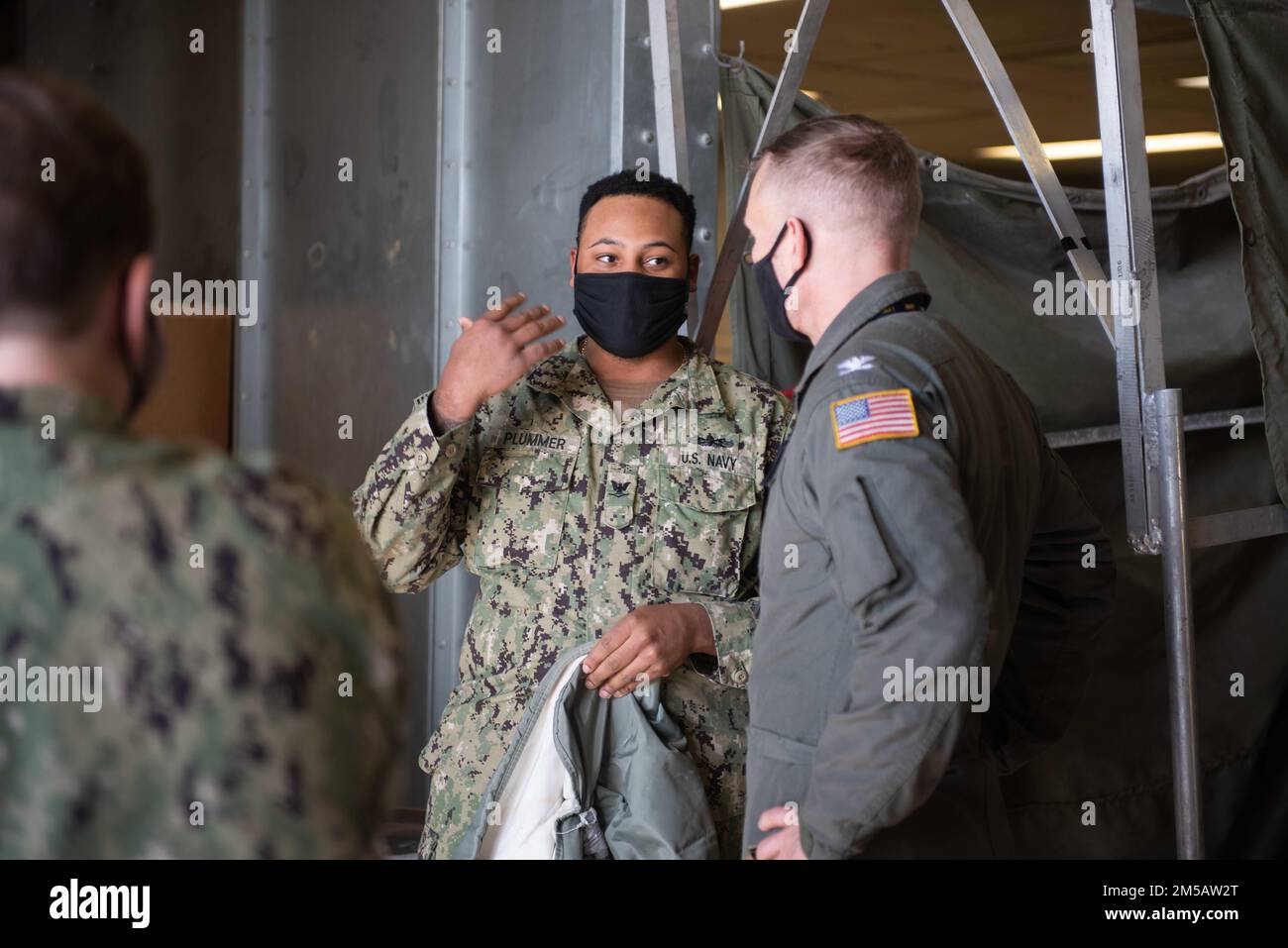 STATI UNITI Navy Aviation Boatswain’s Mate 3rd Class Shiloh Plummer, a sinistra, da West Palm Beach, Florida, spiega le adeguate attrezzature di protezione utilizzate durante i lavori di sabbiatura negli Stati Uniti Cassidy Norman, comandante della portaerei USS John C. Stennis (CVN 74), presso la Light Industrial Facility di Hampton, Virginia, 17 febbraio 2022. Il John C. Stennis si trova nel cantiere navale di Newport News e lavora insieme a NNS, NAVSEA e appaltatori che conducono il rifornimento e la revisione complessa come parte della missione di consegnare la nave da guerra di nuovo nella lotta, in tempo e nel budget, per riprendere il suo dovere di defendi Foto Stock