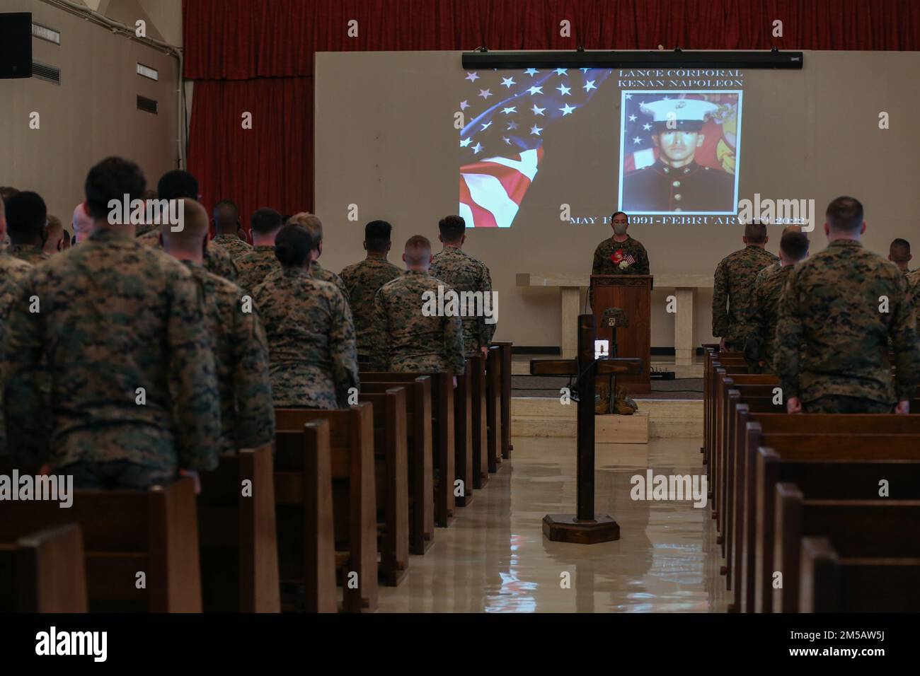 STATI UNITI Marines con 9th Engineer Support Battalion, 3rd Marine Logistics Group, partecipa a una cerimonia commemorativa della vita di Lance CPL. Kenan Napoleon, un ingegnere operatore di attrezzature con 9th ESB, Camp Hansen, Okinawa, Giappone, 17 febbraio, 2022. Napoleone si arruolò nel corpo dei Marine da Fairbanks, Alaska e riferì a Okinawa, Giappone alla fine del 2019. Foto Stock