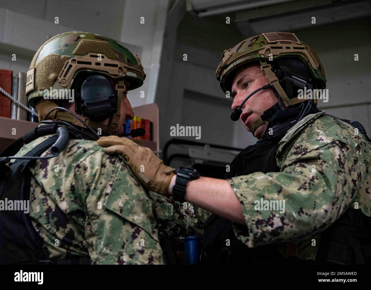 GOLFO DI OMAN (17 febbraio 2022) i membri del team Visit, board, search and sequestro (VBSS) si vestono durante un'evoluzione di addestramento VBSS a bordo del cacciatorpediniere missilistico guidato USS Gridley (DDG 101) nel Golfo di Oman, 17 febbraio. Gridley è schierato nell'area delle operazioni della flotta degli Stati Uniti 5th a sostegno delle operazioni navali per assicurare la stabilità e la sicurezza marittima nella regione centrale, collegando il Mediterraneo e il Pacifico attraverso l'Oceano Indiano occidentale e tre punti di arresto strategici. Foto Stock