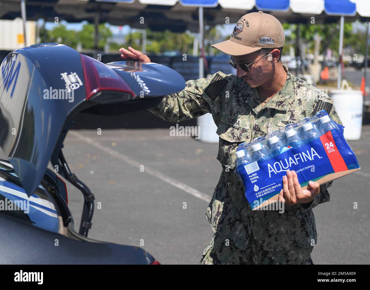 HONOLULU, Hawaii (17 febbraio 2022) – tecnico di elettronica (nucleare) 1st Classe Andrew Loera, assegnato al Naval Sea Systems Command, distribuisce l'acqua alla stazione di distribuzione idrica di Moanalua Terrace. STATI UNITI Navy sta lavorando a stretto contatto con il Dipartimento della Salute delle Hawaii, Stati Uniti Environmental Protection Agency e gli Stati Uniti Esercito per ripristinare l'acqua potabile sicura alle comunità abitative di Joint base Pearl Harbor-Hickam attraverso il campionamento e il lavaggio, e il recupero del pozzo di Red Hill. Per informazioni dettagliate, visitare il sito Web www.navy.mil/jointbasewater. Foto Stock
